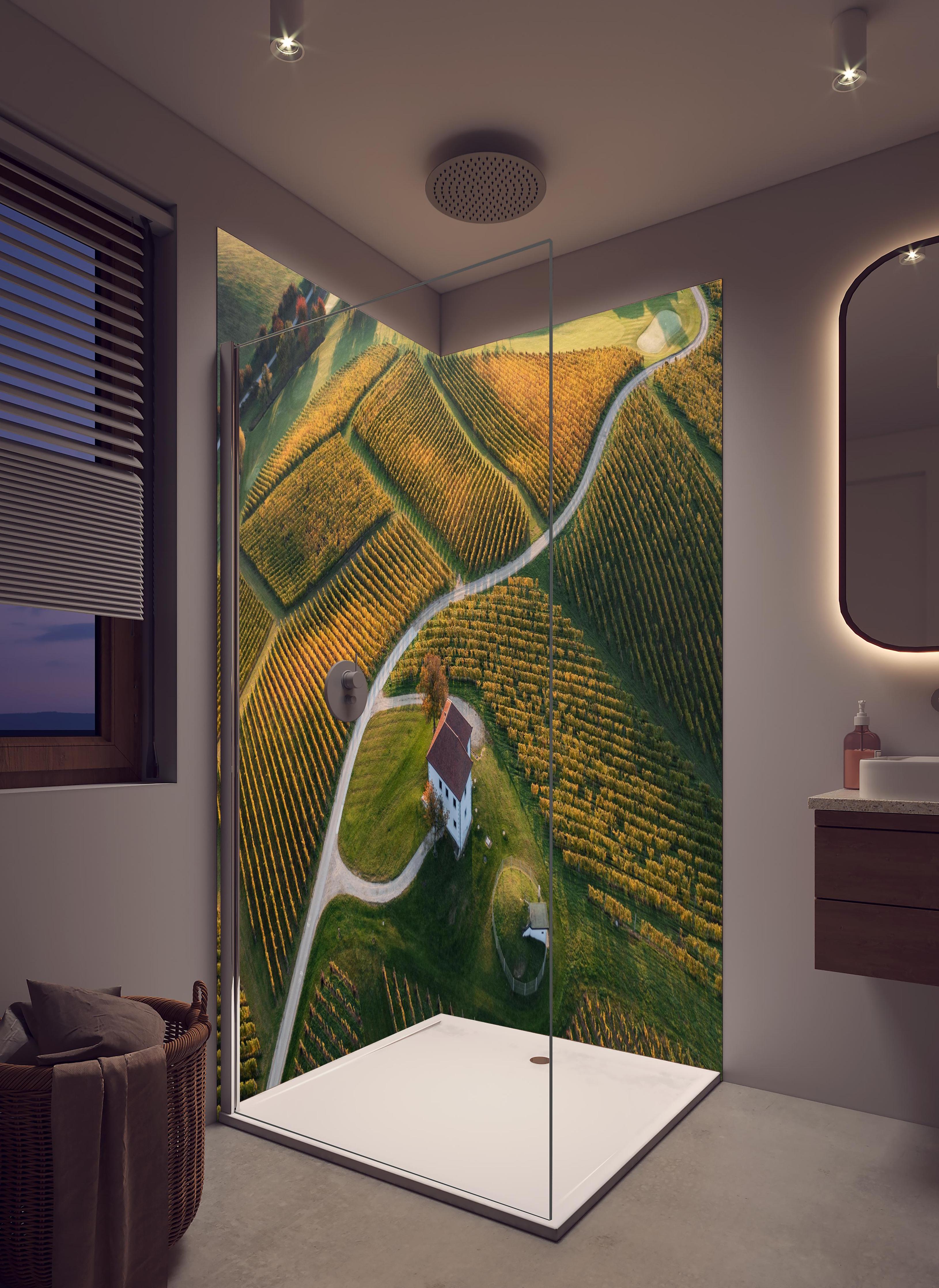 Duschrückwand - Idyllische Landschaft Grüne Hügel Felder in hellem Badezimmer mit Regenduschkopf - zweiteilige Eck-Duschrückwand