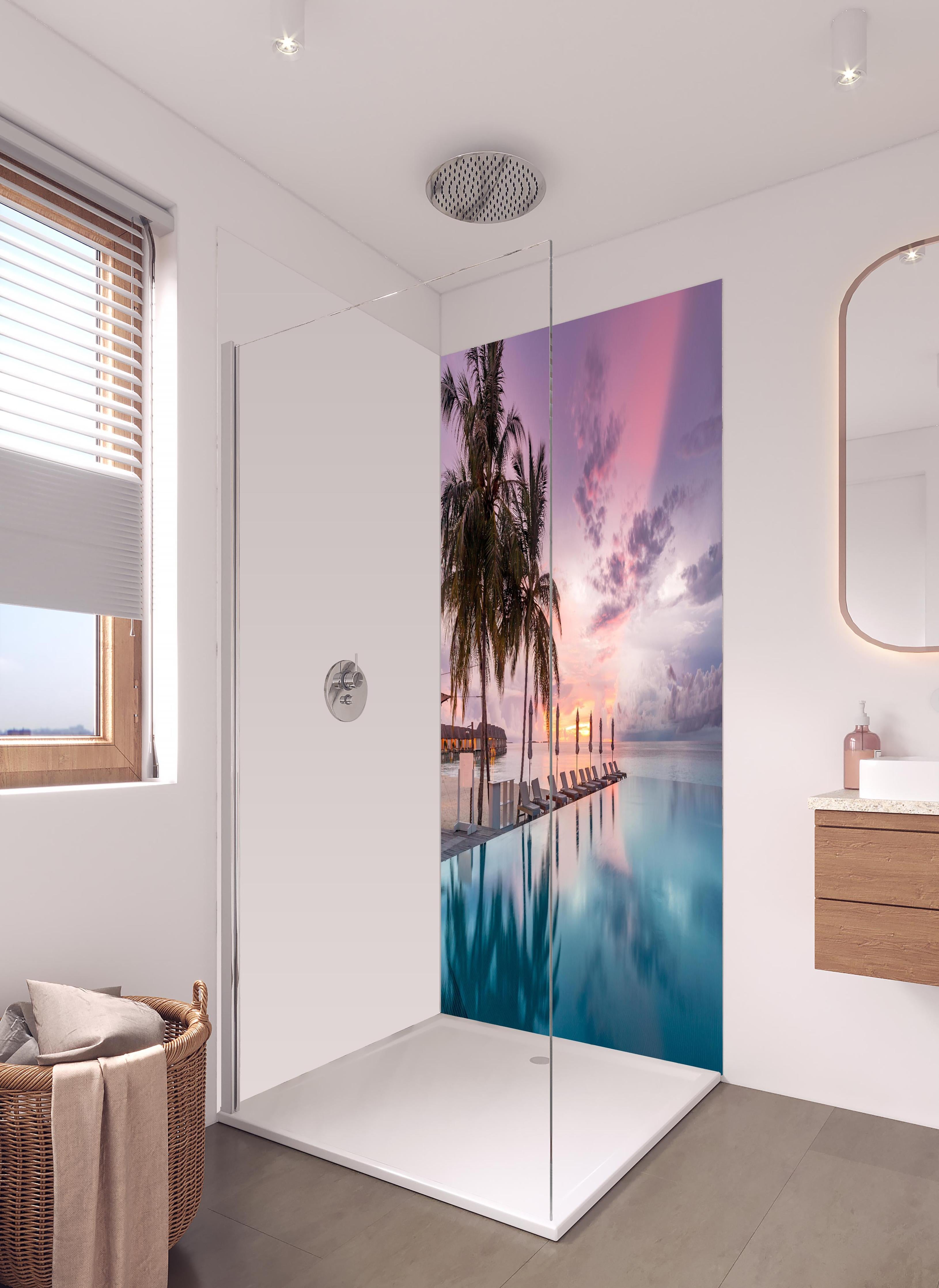 Duschrückwand - Idyllische bunte Strandszene - Karibik in hellem Badezimmer mit Regenduschkopf - zweiteilige Eck-Duschrückwand