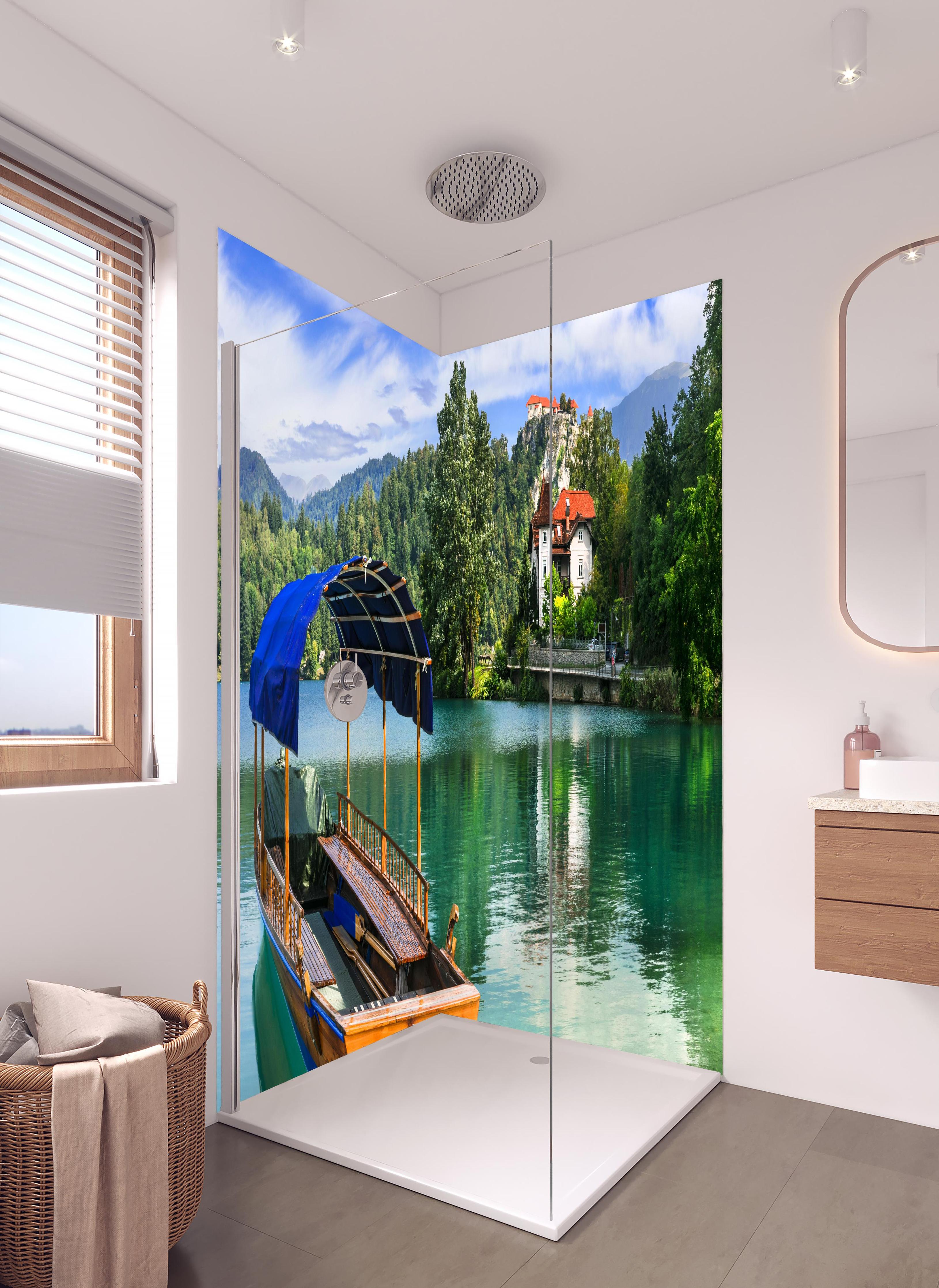 Duschrückwand - Idyllischer Bled See, Holzboot, Slowenien in hellem Badezimmer mit Regenduschkopf - zweiteilige Eck-Duschrückwand