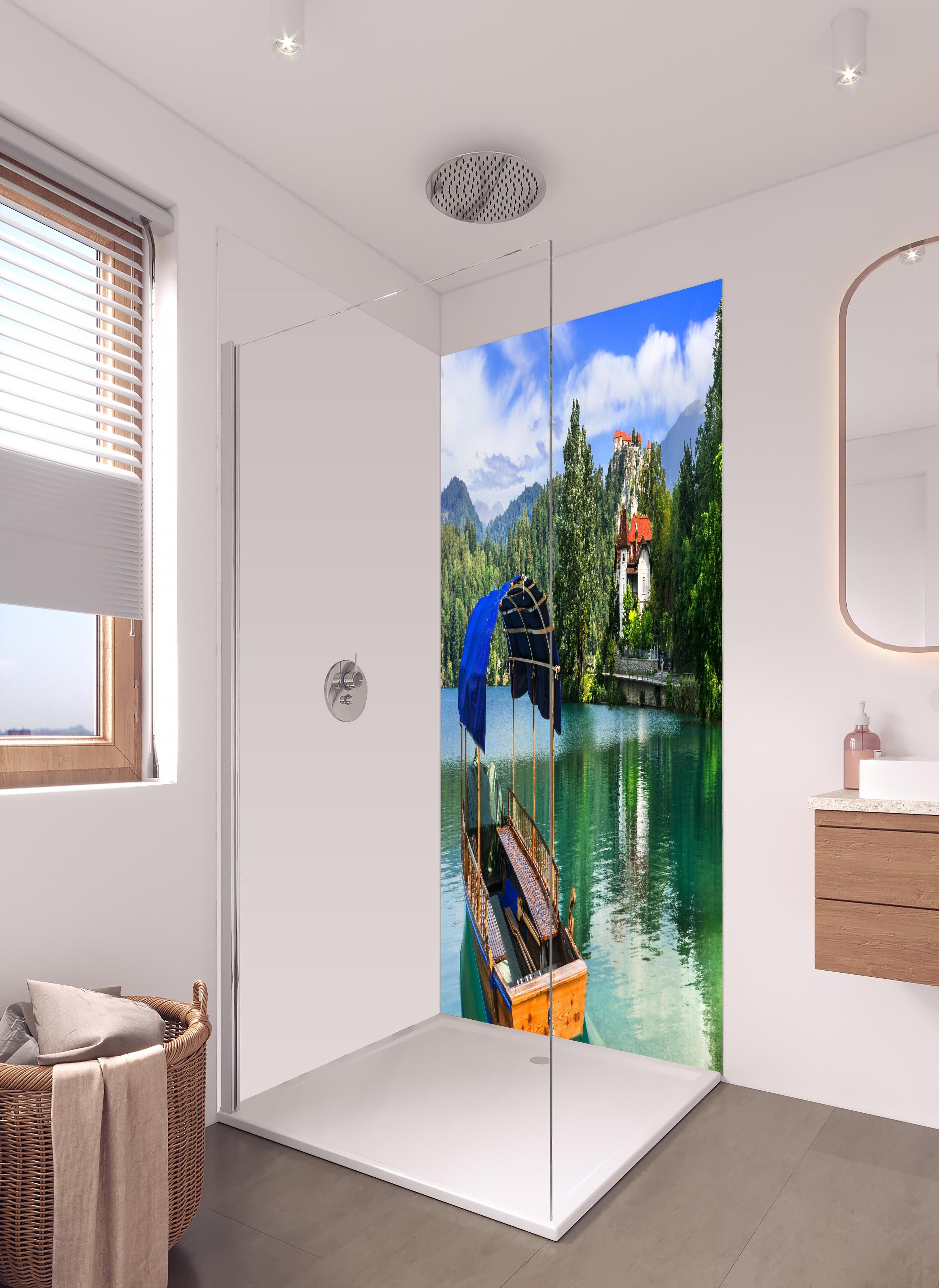 Duschrückwand - Idyllischer Bled See, Holzboot, Slowenien in hellem Badezimmer mit Regenduschkopf - zweiteilige Eck-Duschrückwand