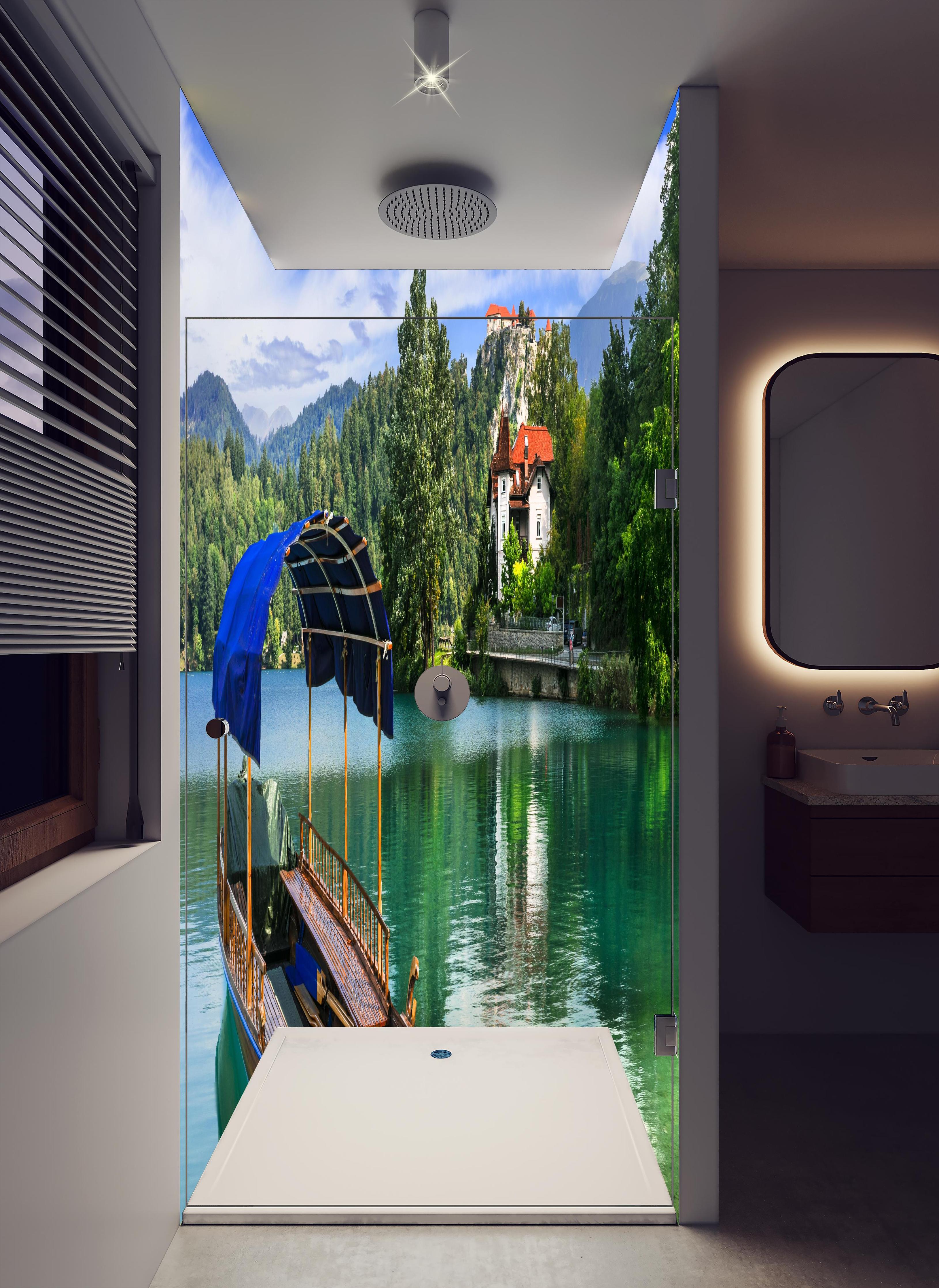 Duschrückwand - Idyllischer Bled See, Holzboot, Slowenien in hellem Badezimmer mit Regenduschkopf - zweiteilige Eck-Duschrückwand