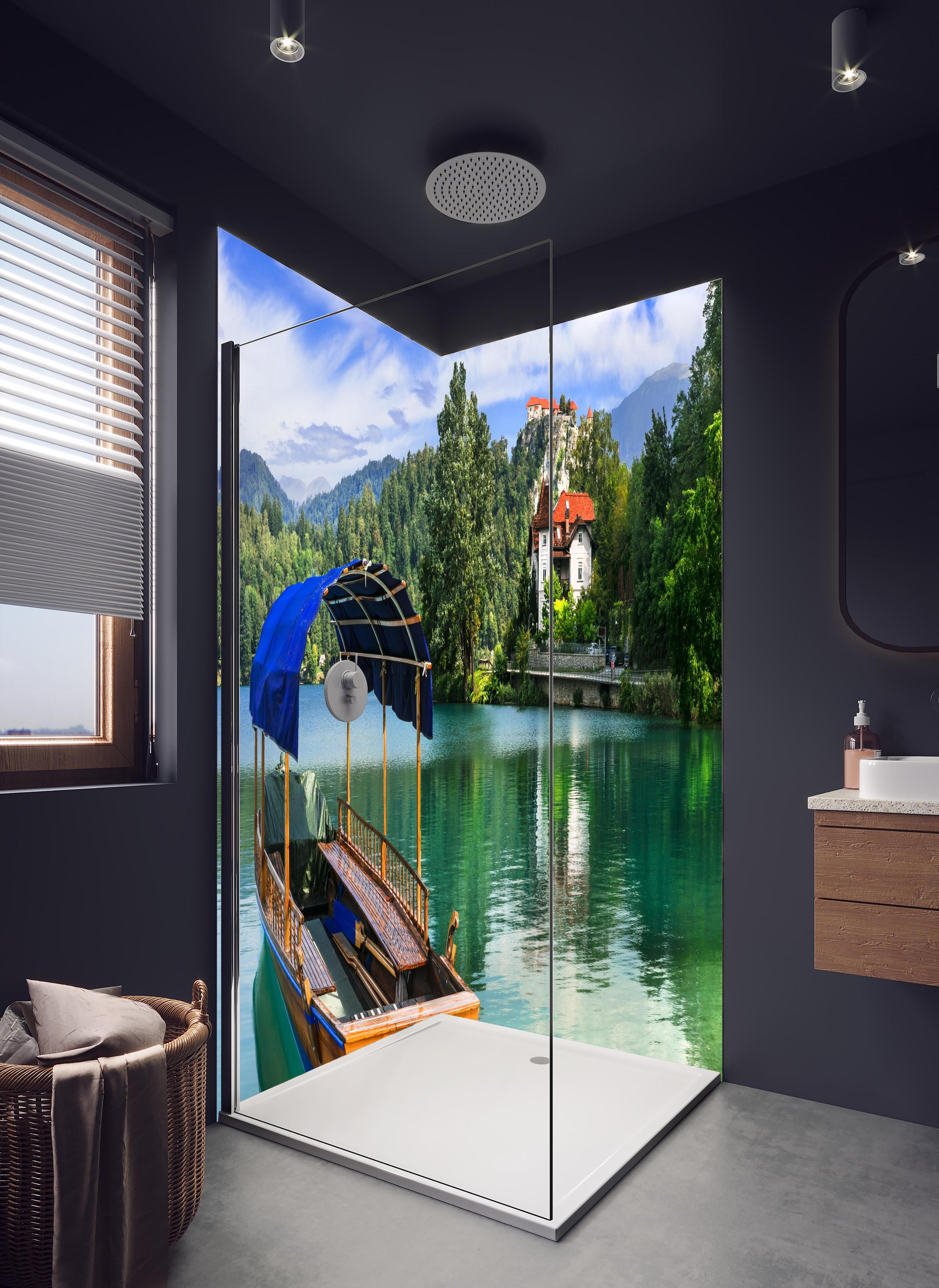 Duschrückwand - Idyllischer Bled See, Holzboot, Slowenien in hellem Badezimmer mit Regenduschkopf - zweiteilige Eck-Duschrückwand