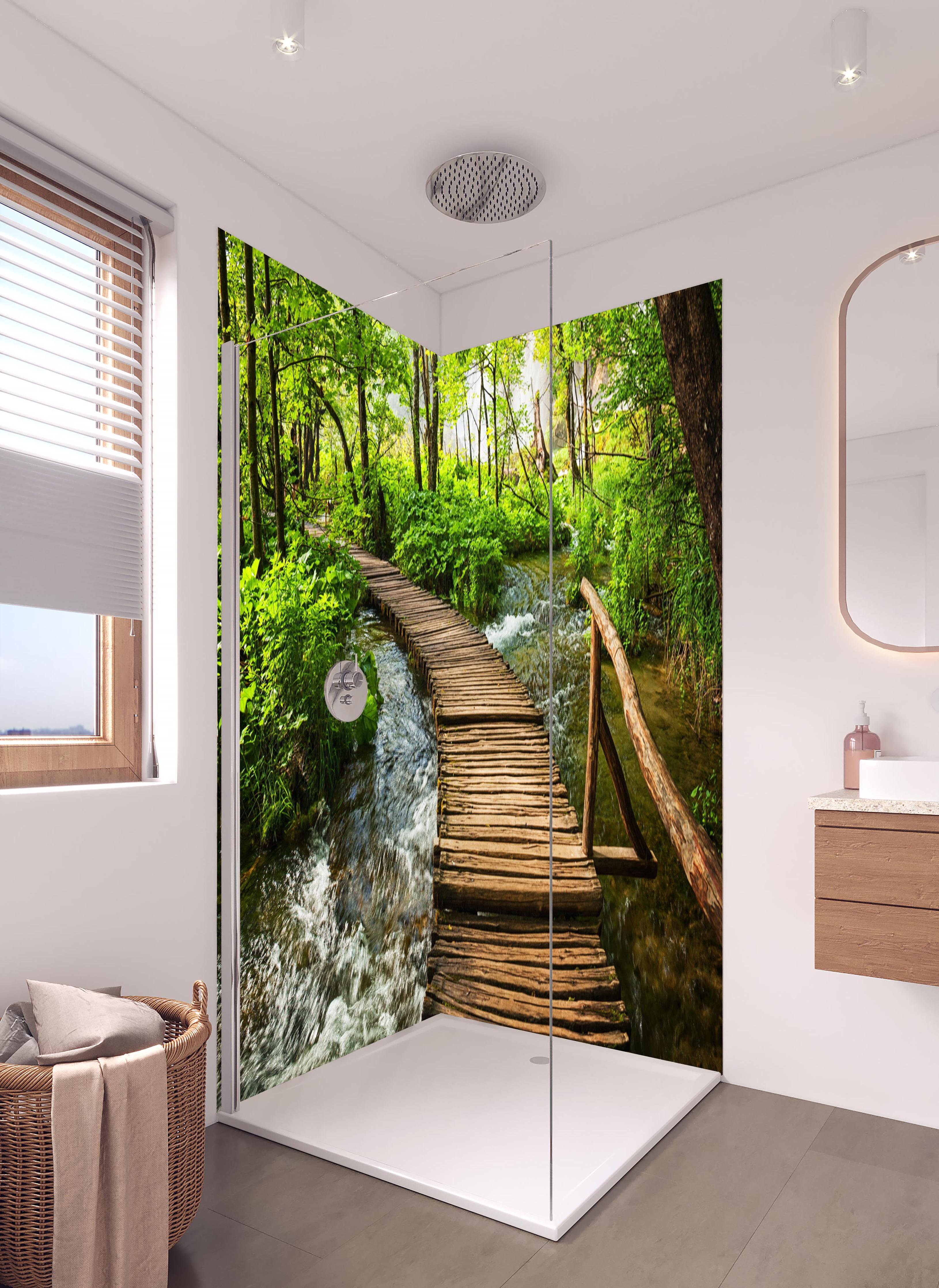 Duschrückwand - Idyllischer Dschungelpfad - Kroatien in hellem Badezimmer mit Regenduschkopf - zweiteilige Eck-Duschrückwand