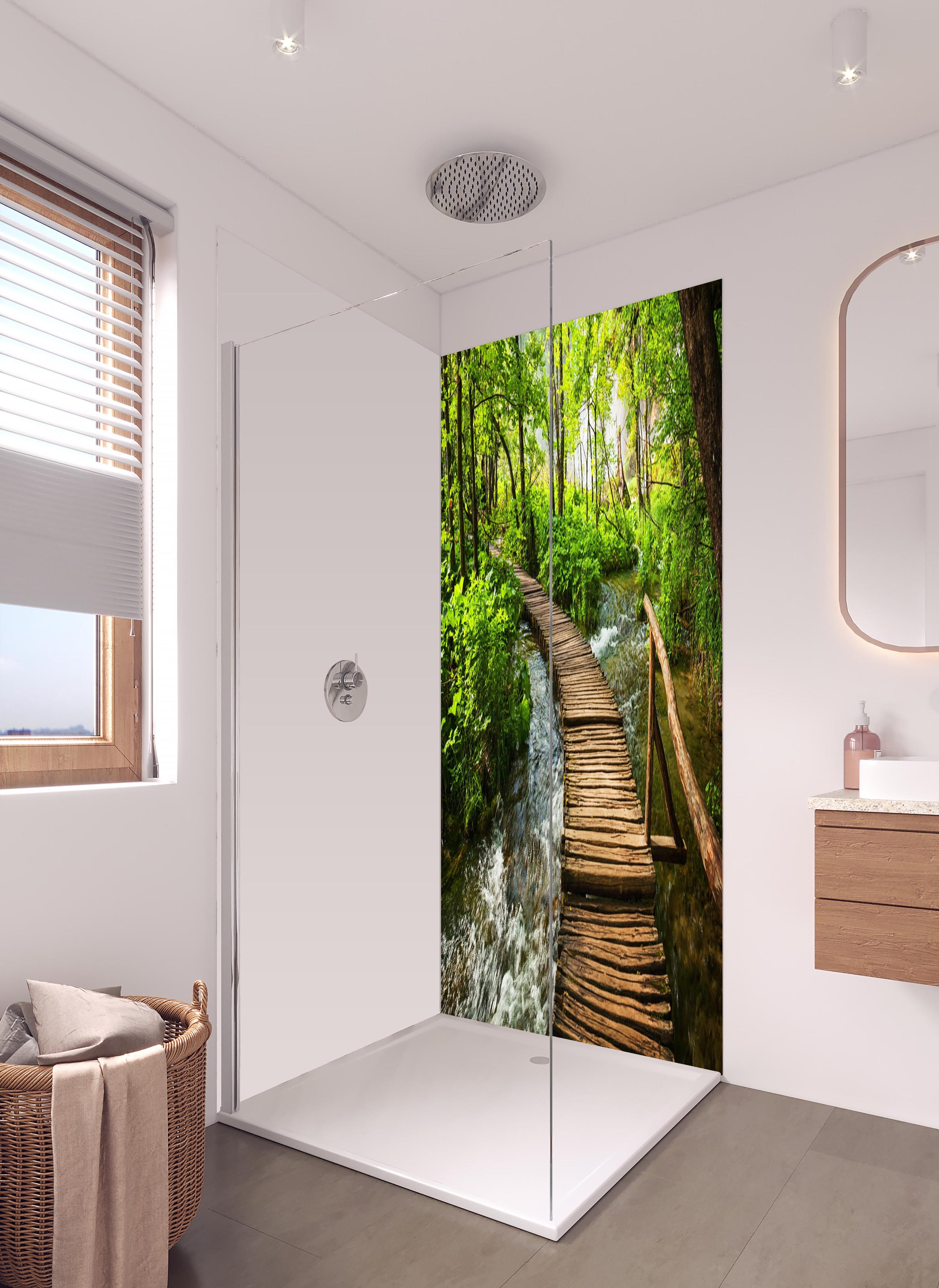 Duschrückwand - Idyllischer Dschungelpfad - Kroatien in hellem Badezimmer mit Regenduschkopf - zweiteilige Eck-Duschrückwand
