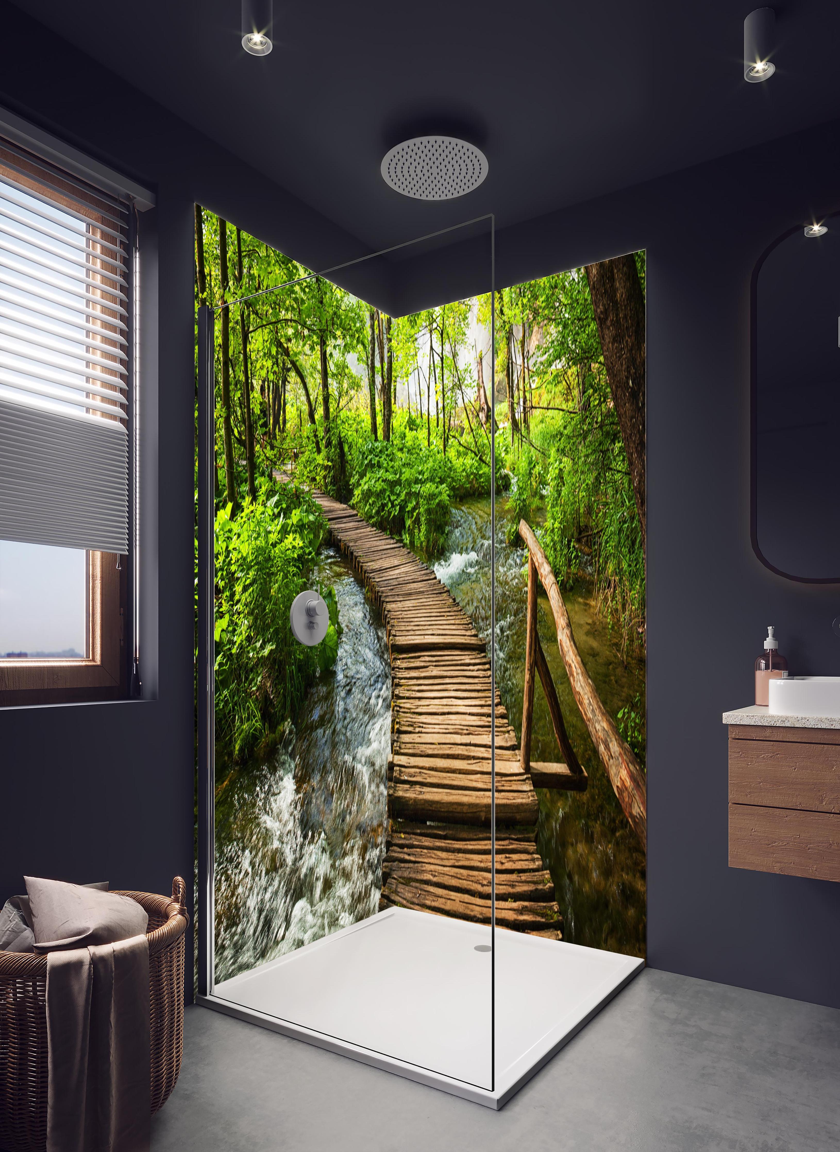 Duschrückwand - Idyllischer Dschungelpfad - Kroatien in hellem Badezimmer mit Regenduschkopf - zweiteilige Eck-Duschrückwand