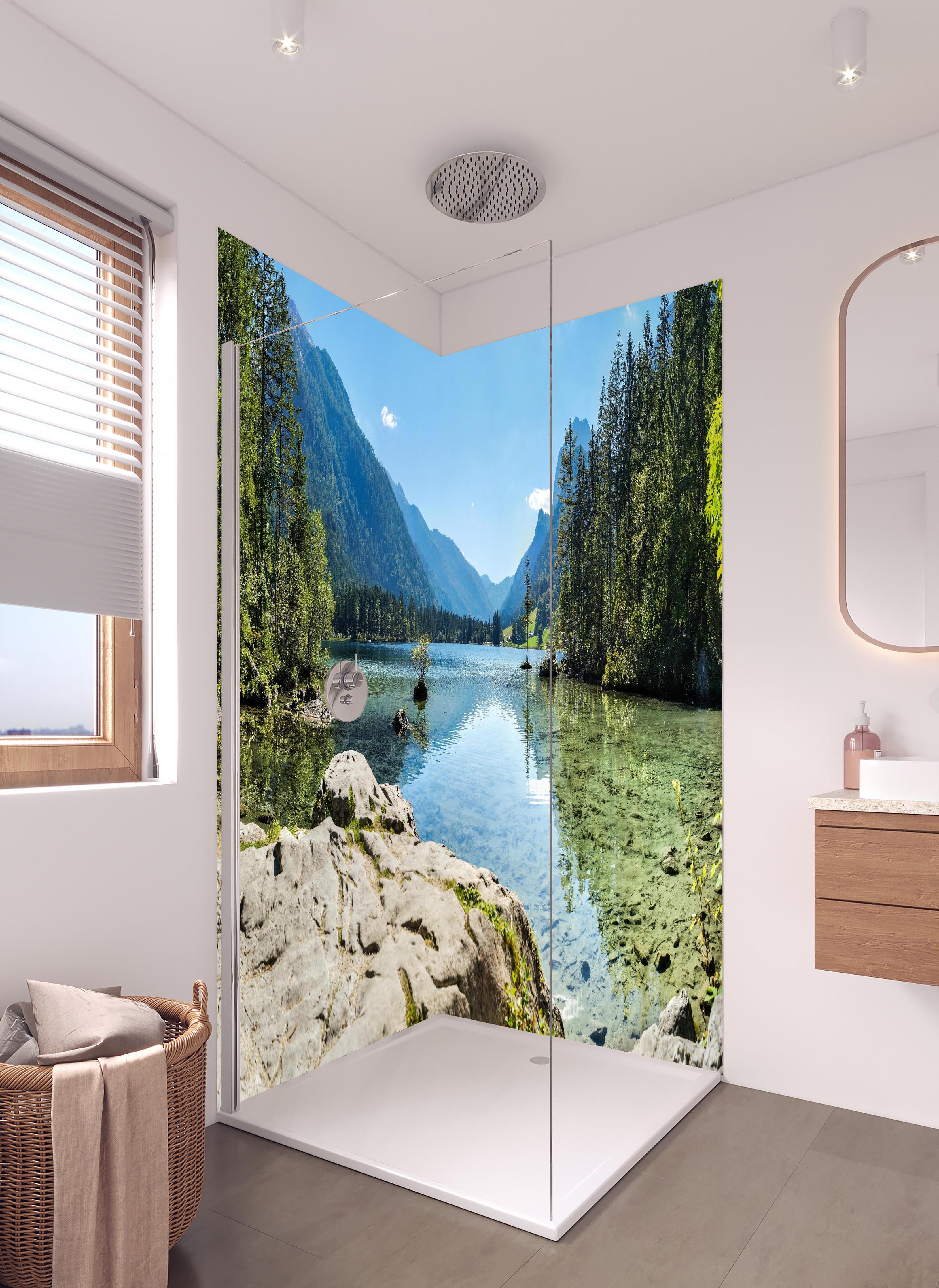 Duschrückwand - Idyllischer Königssee in hellem Badezimmer mit Regenduschkopf - zweiteilige Eck-Duschrückwand