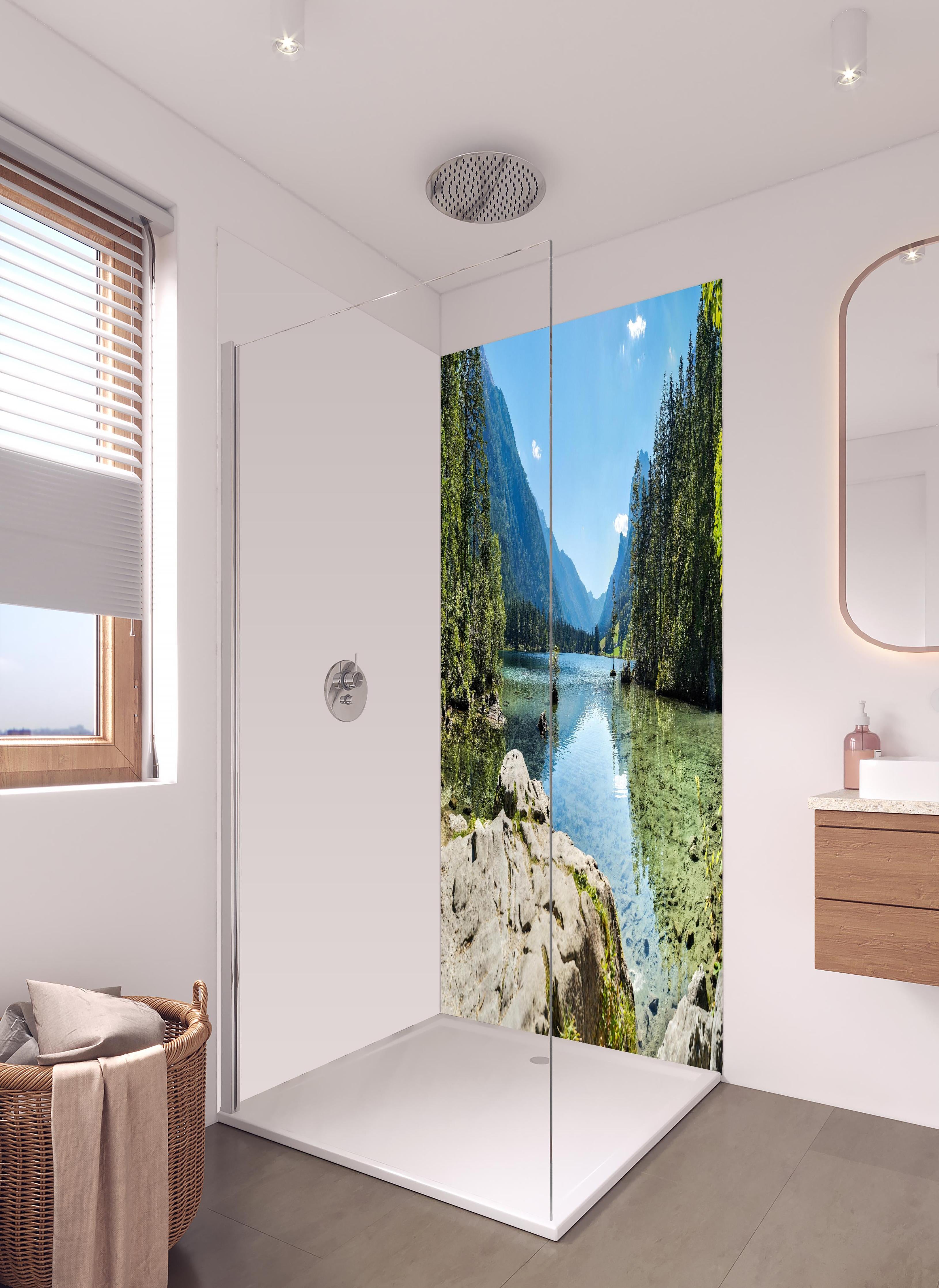 Duschrückwand - Idyllischer Königssee in hellem Badezimmer mit Regenduschkopf - zweiteilige Eck-Duschrückwand