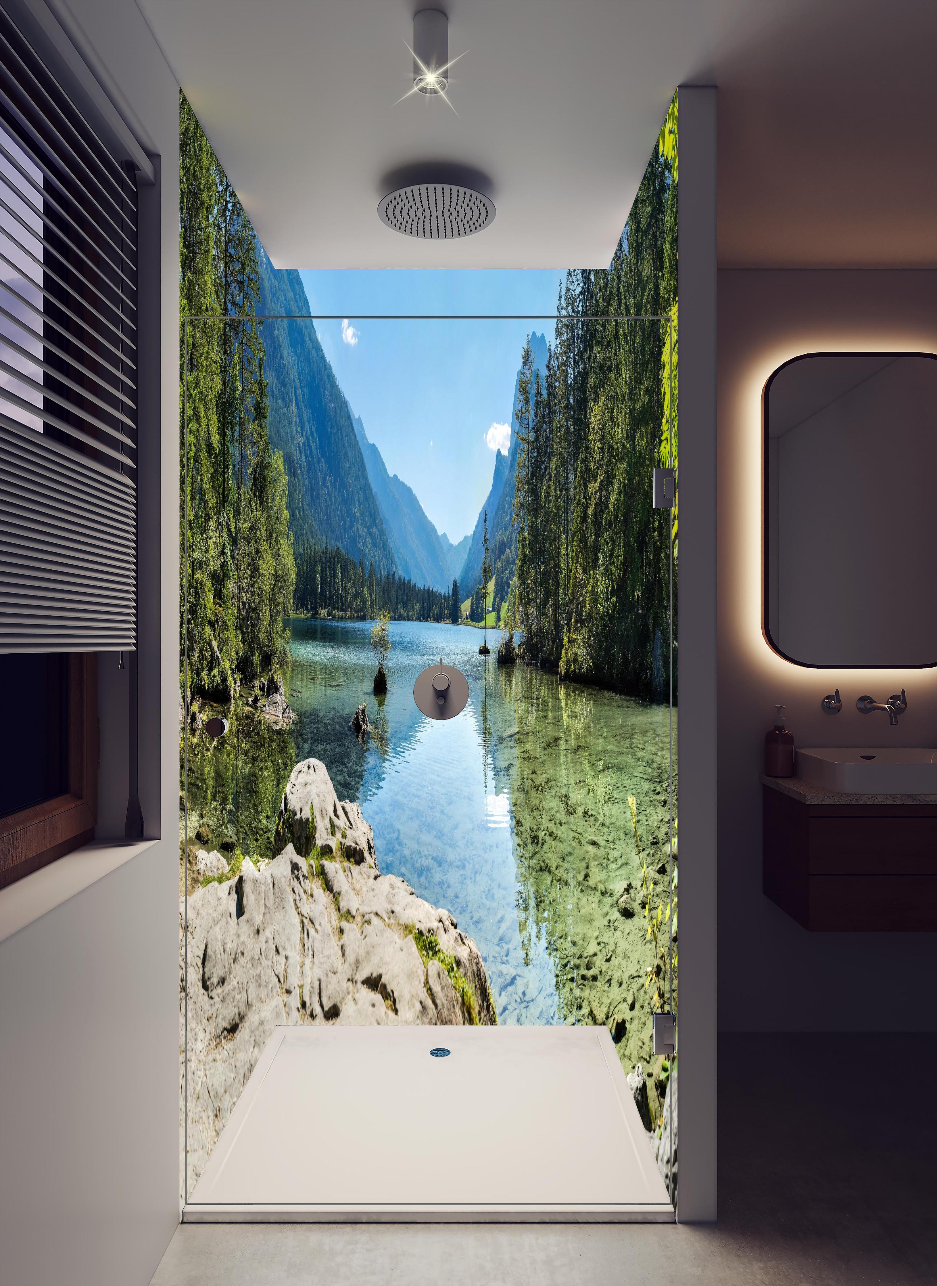Duschrückwand - Idyllischer Königssee in hellem Badezimmer mit Regenduschkopf - zweiteilige Eck-Duschrückwand