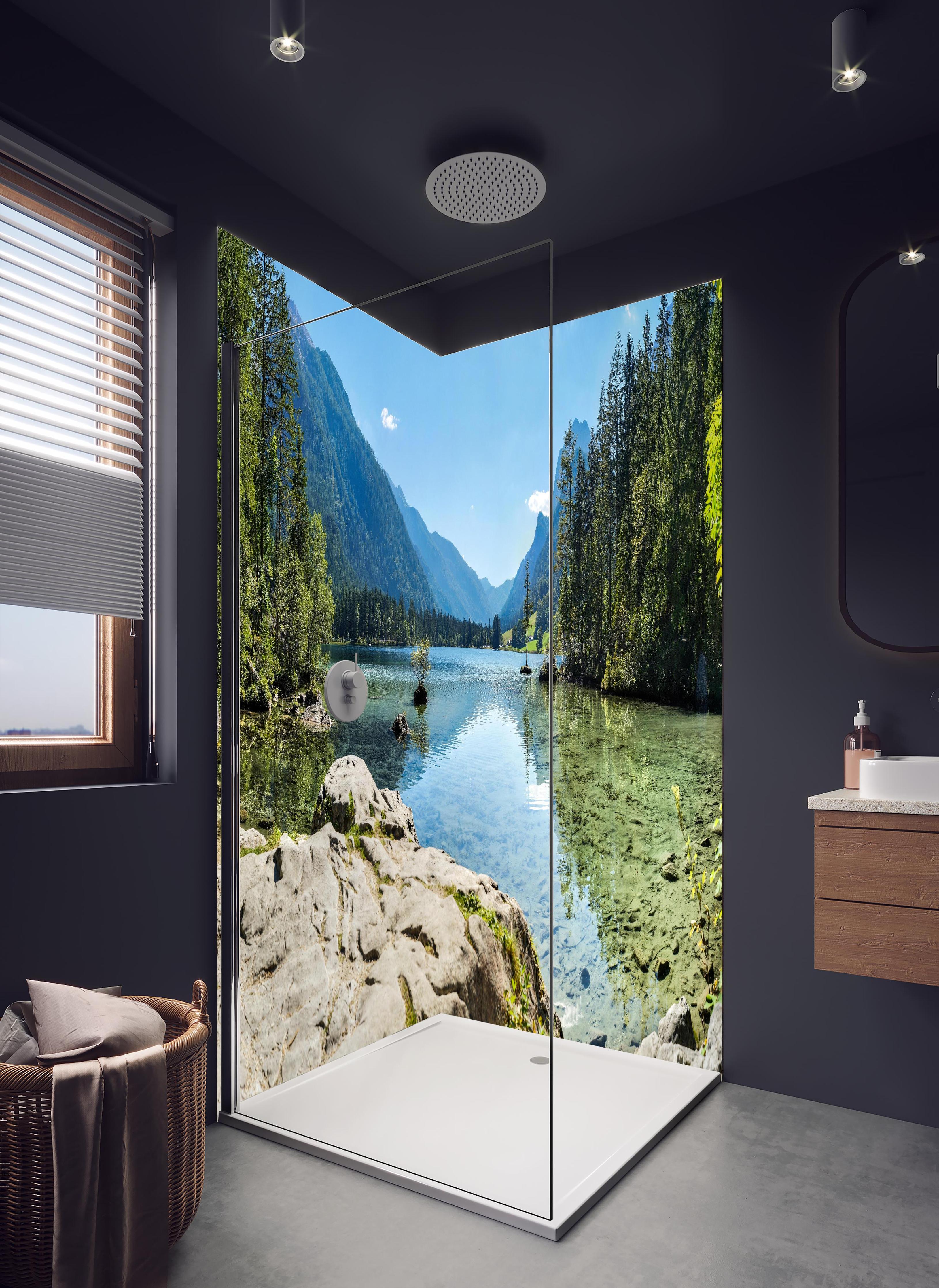 Duschrückwand - Idyllischer Königssee in hellem Badezimmer mit Regenduschkopf - zweiteilige Eck-Duschrückwand