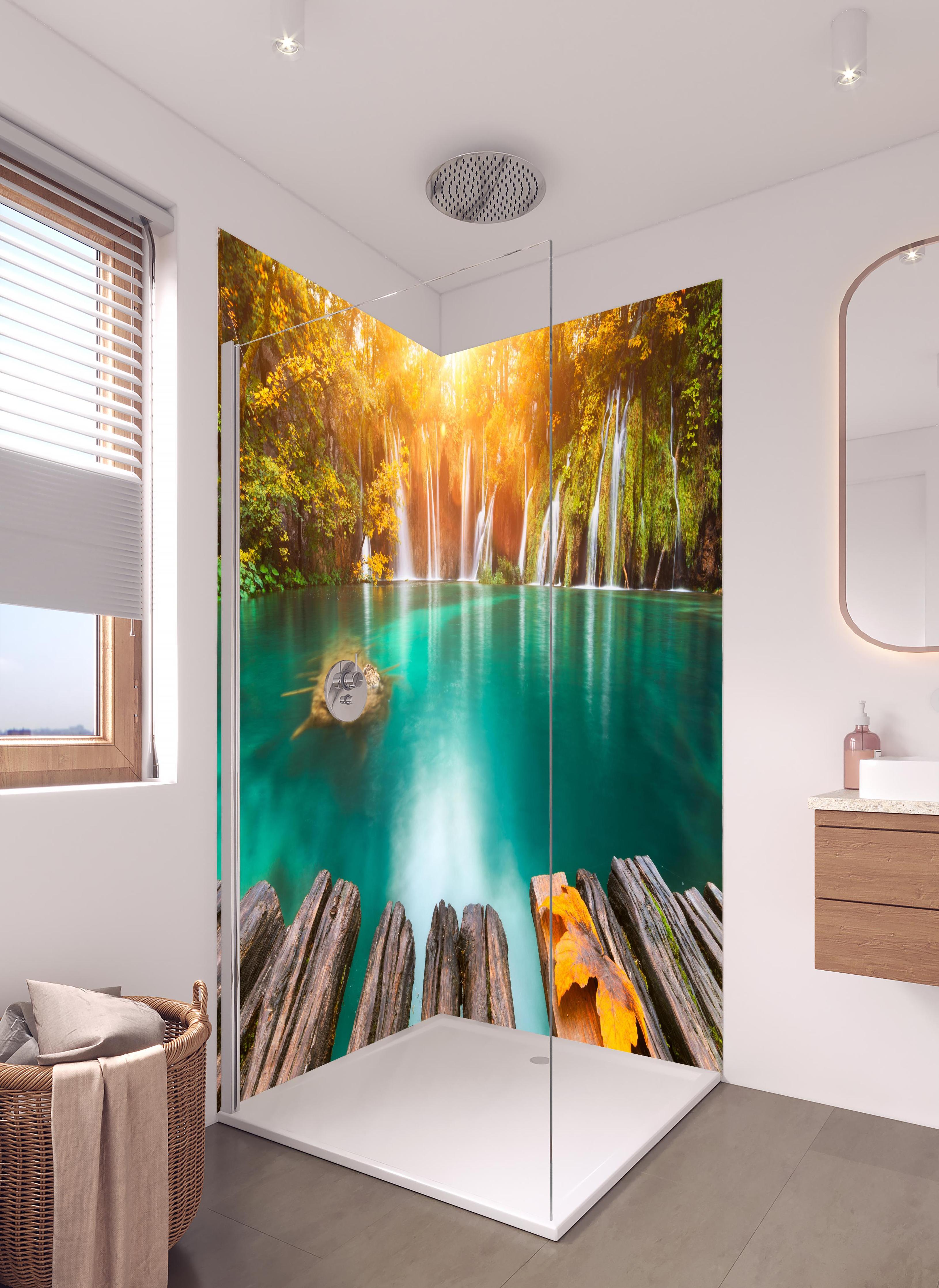 Duschrückwand - Idyllischer See im Plitvicer Nationalpark in hellem Badezimmer mit Regenduschkopf - zweiteilige Eck-Duschrückwand