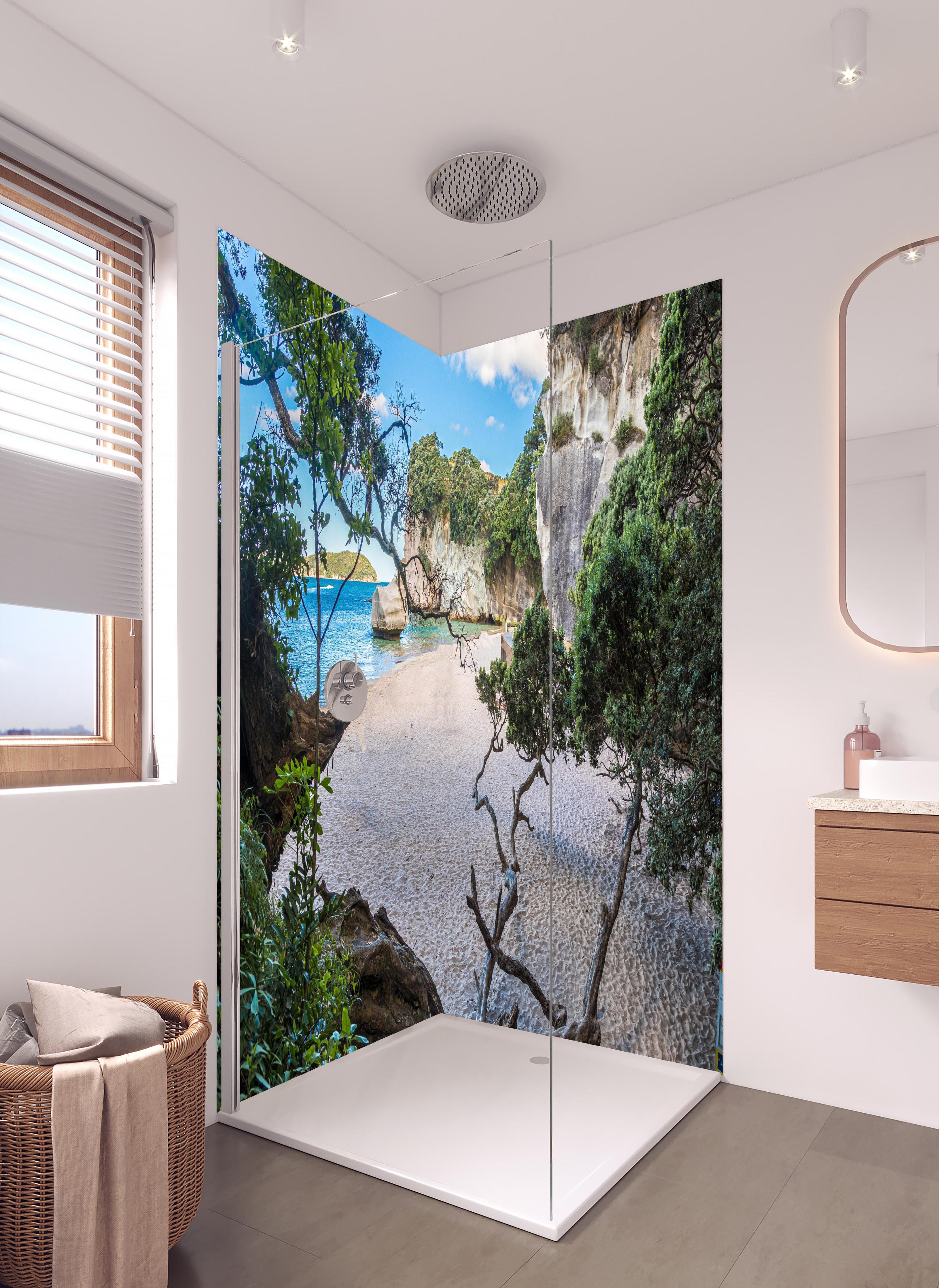 Duschrückwand - Idyllischer Sommerstrand Cathedral Cove in hellem Badezimmer mit Regenduschkopf - zweiteilige Eck-Duschrückwand