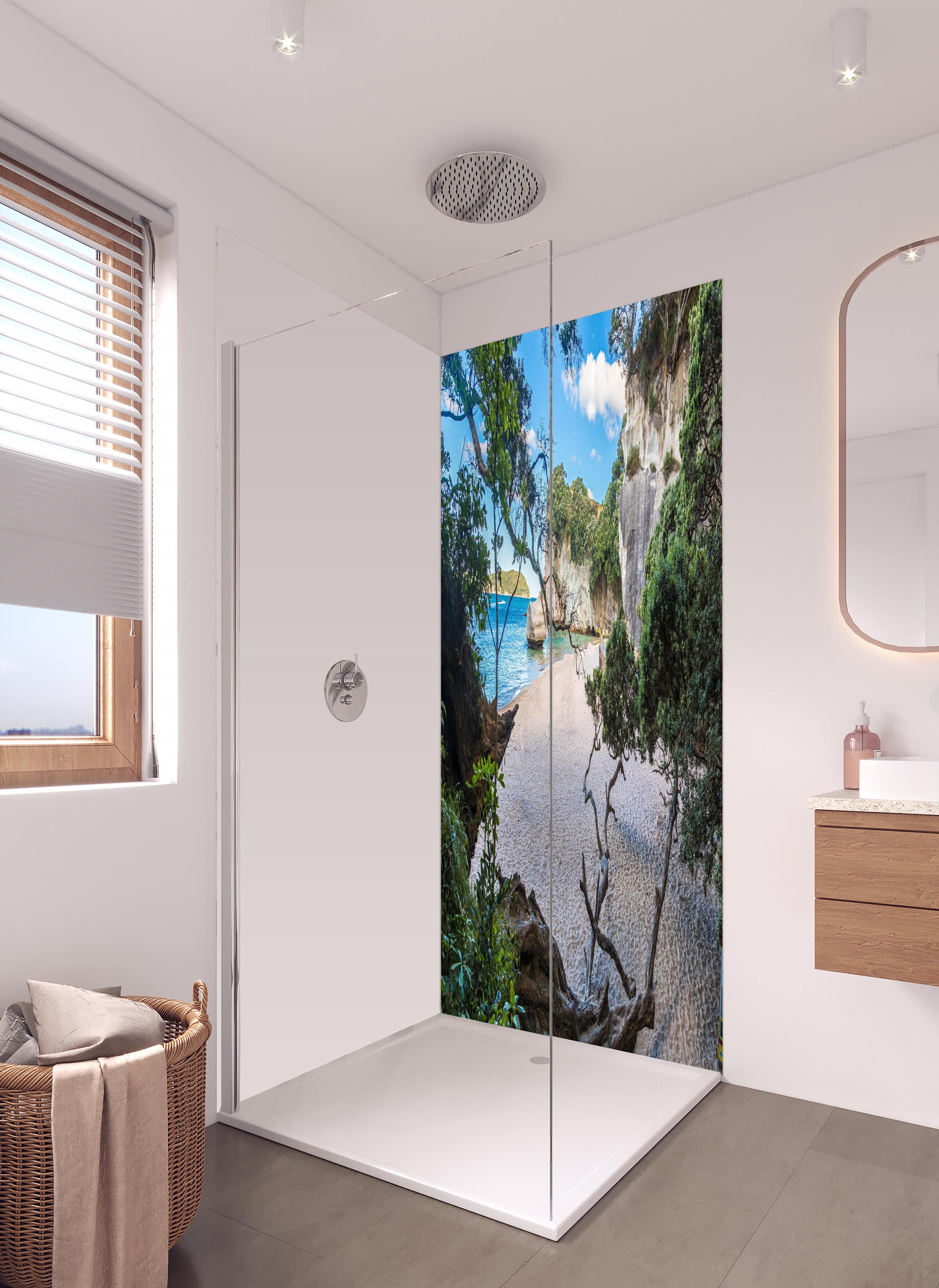 Duschrückwand - Idyllischer Sommerstrand Cathedral Cove in hellem Badezimmer mit Regenduschkopf - zweiteilige Eck-Duschrückwand