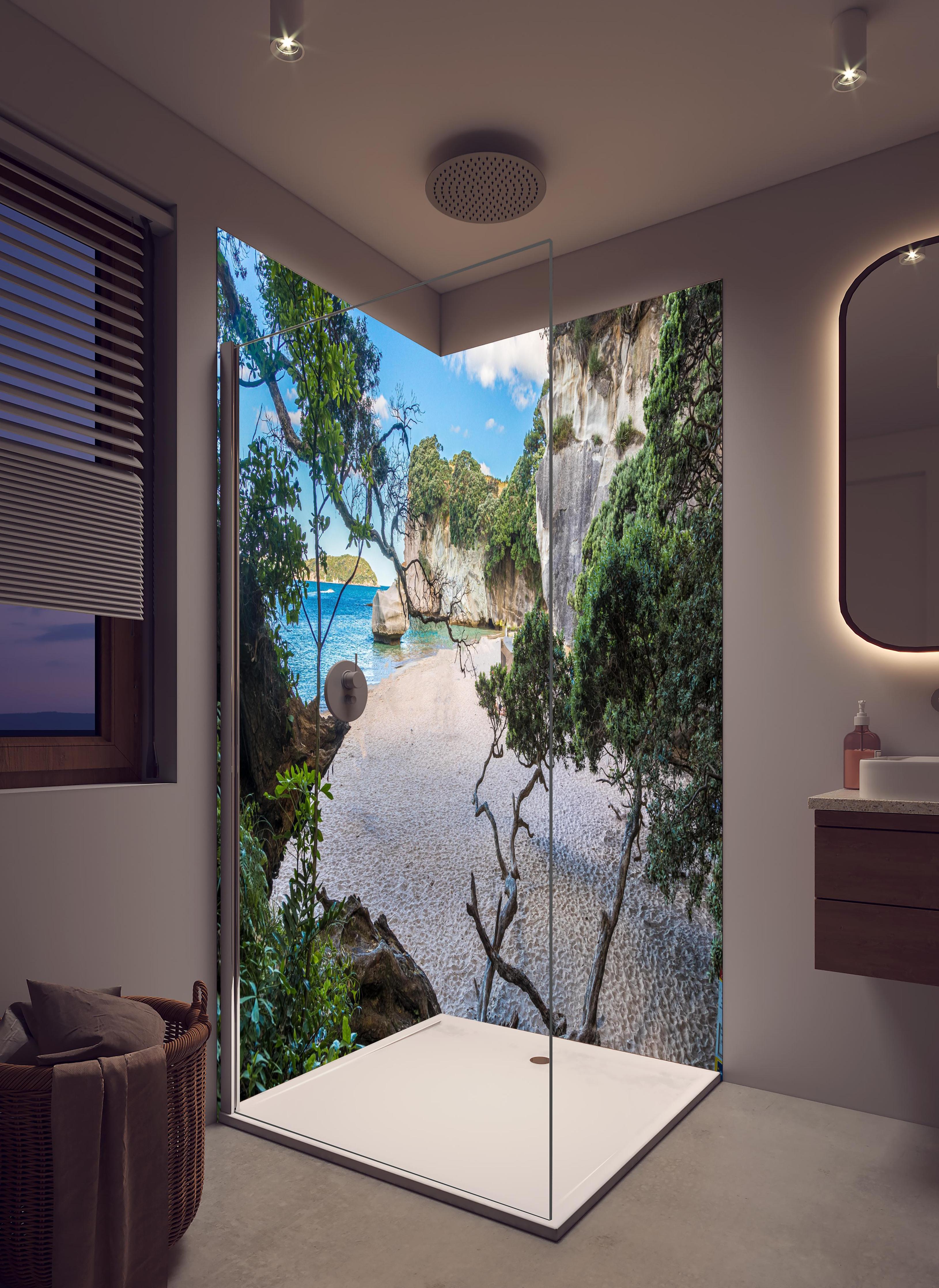 Duschrückwand - Idyllischer Sommerstrand Cathedral Cove in hellem Badezimmer mit Regenduschkopf - zweiteilige Eck-Duschrückwand