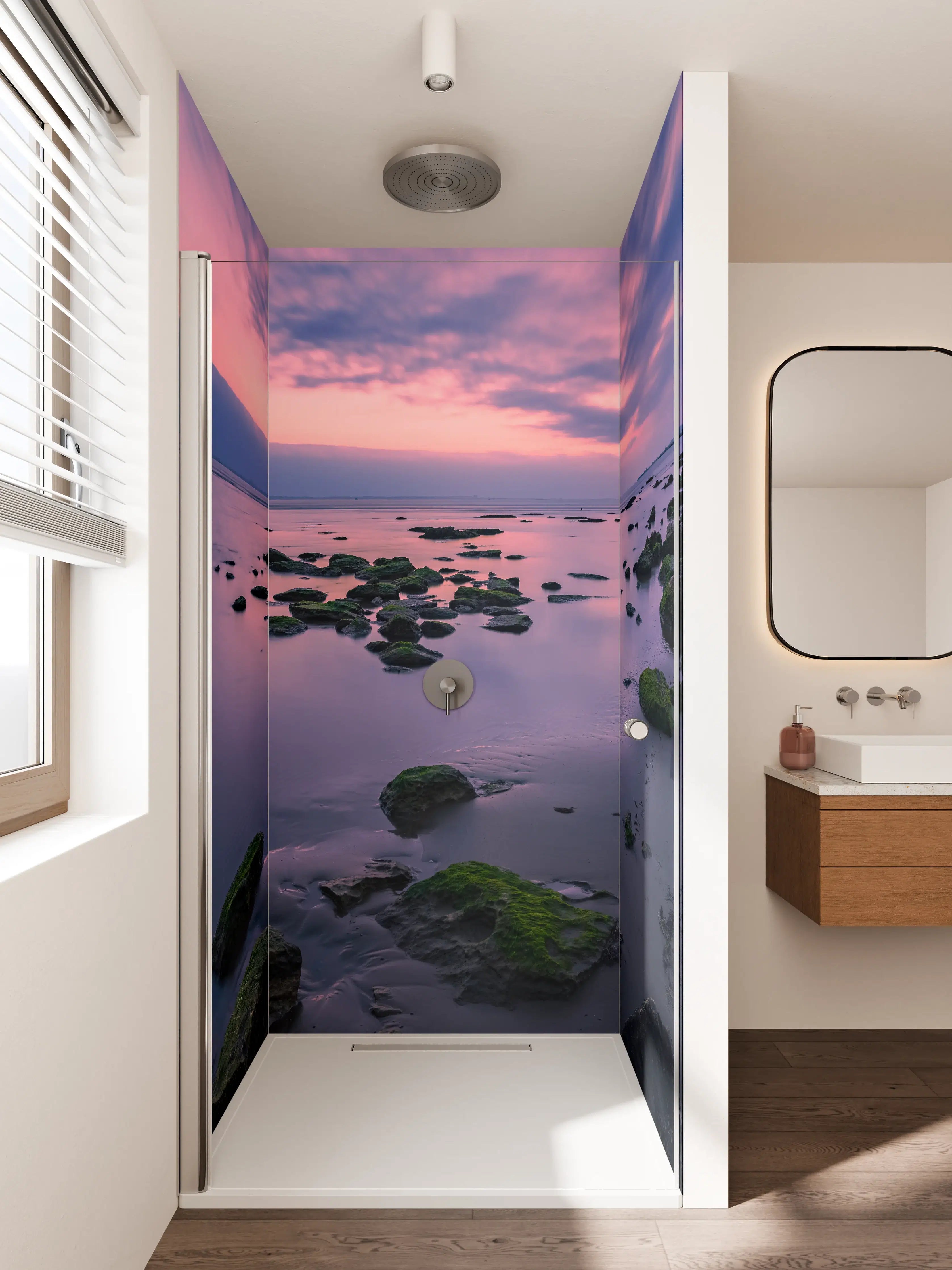 Duschrückwand - Idyllischer Sonnenuntergang am Meer mit Felsen