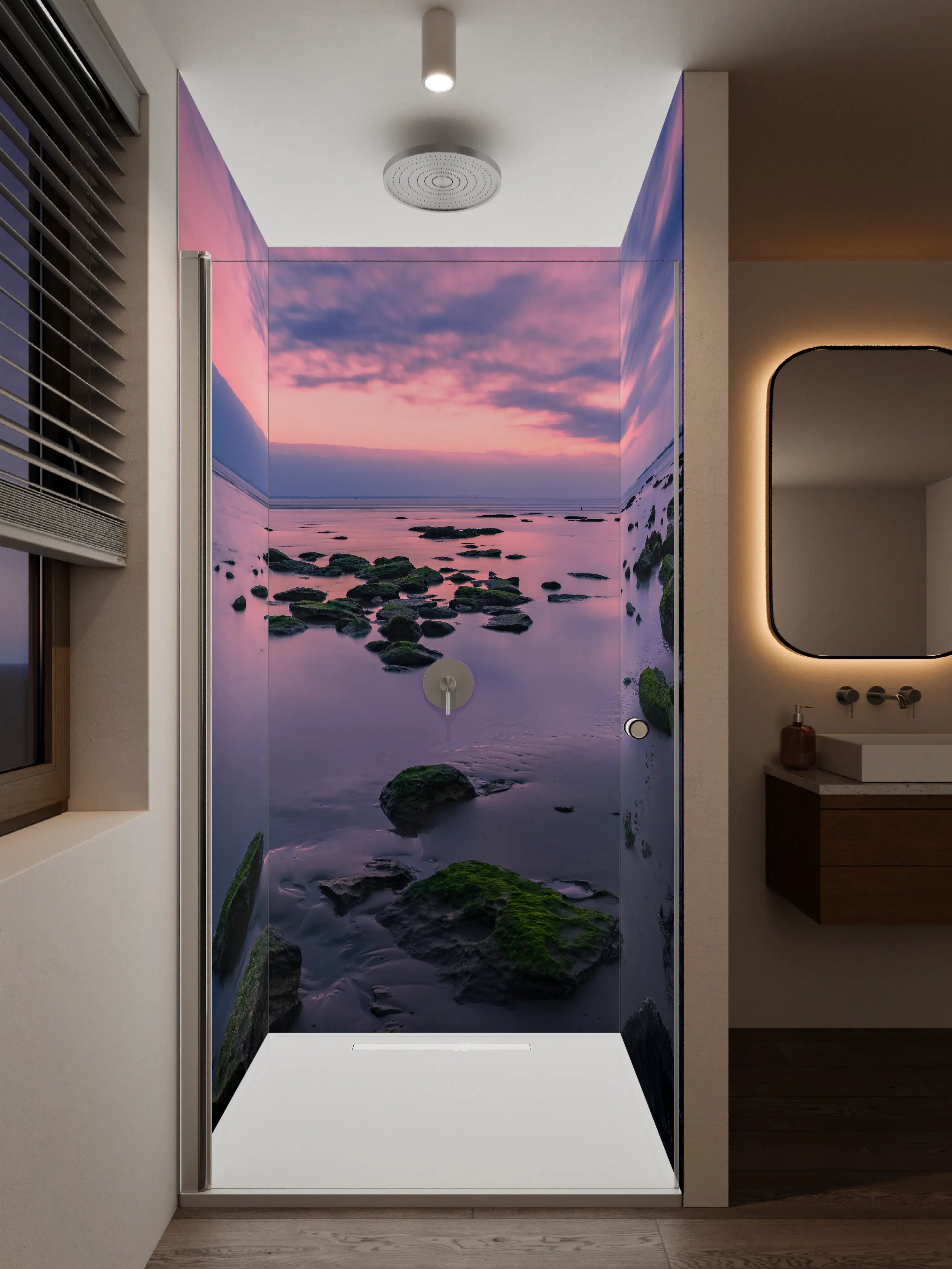 Duschrückwand - Idyllischer Sonnenuntergang am Meer mit Felsen
