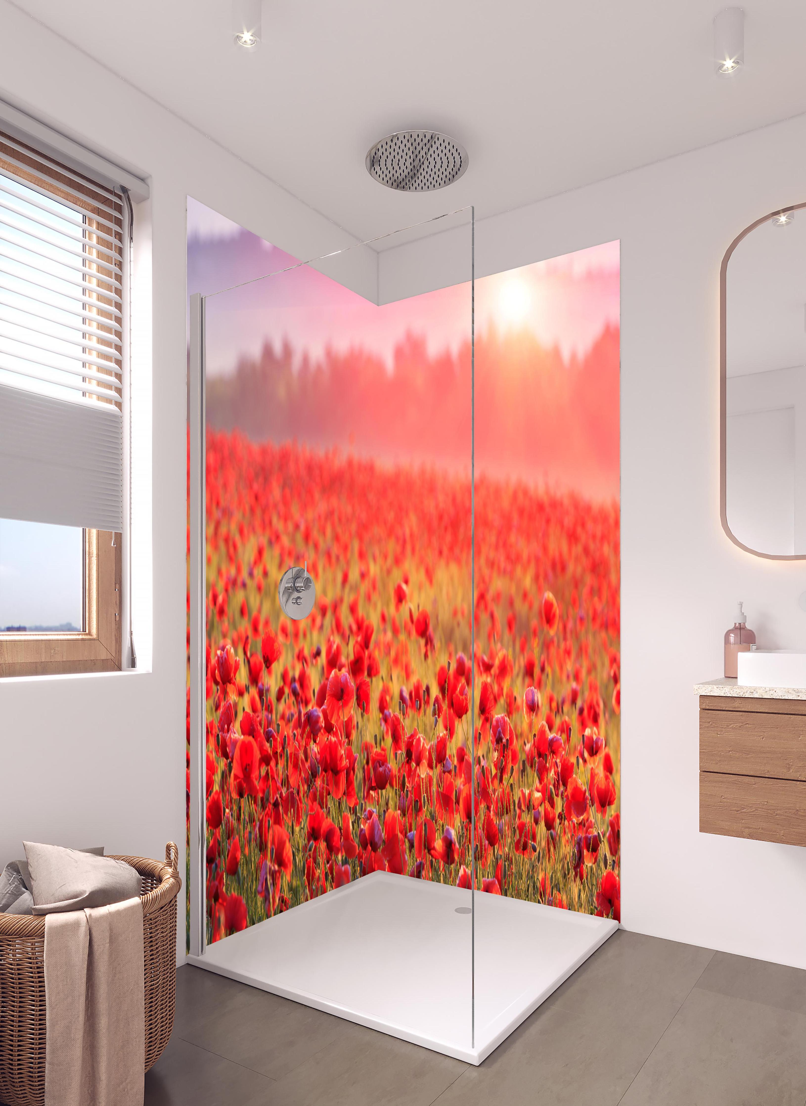 Duschrückwand - Idyllisches Mohnfeld bei Sonnenuntergang in hellem Badezimmer mit Regenduschkopf - zweiteilige Eck-Duschrückwand