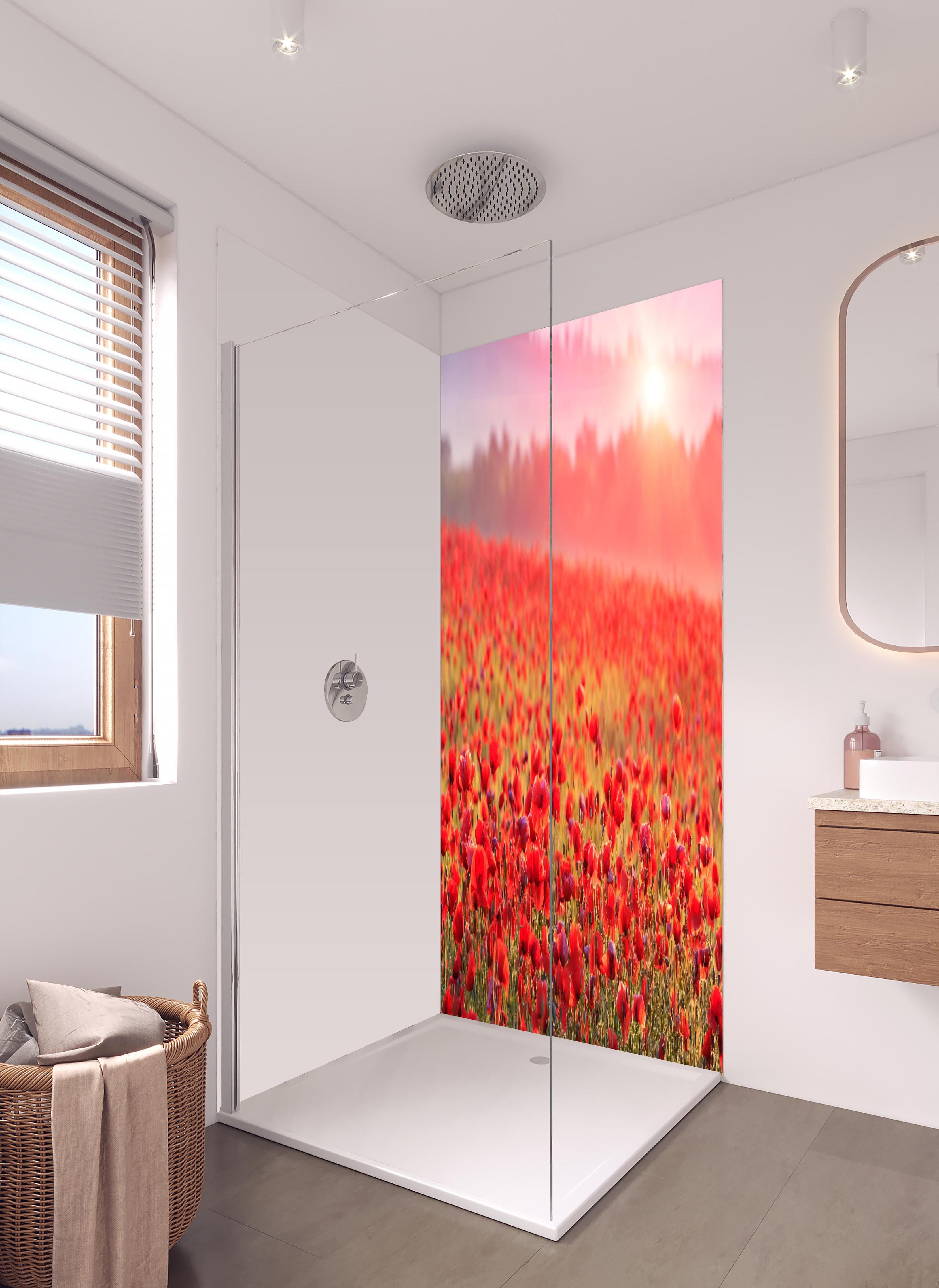 Duschrückwand - Idyllisches Mohnfeld bei Sonnenuntergang in hellem Badezimmer mit Regenduschkopf - zweiteilige Eck-Duschrückwand