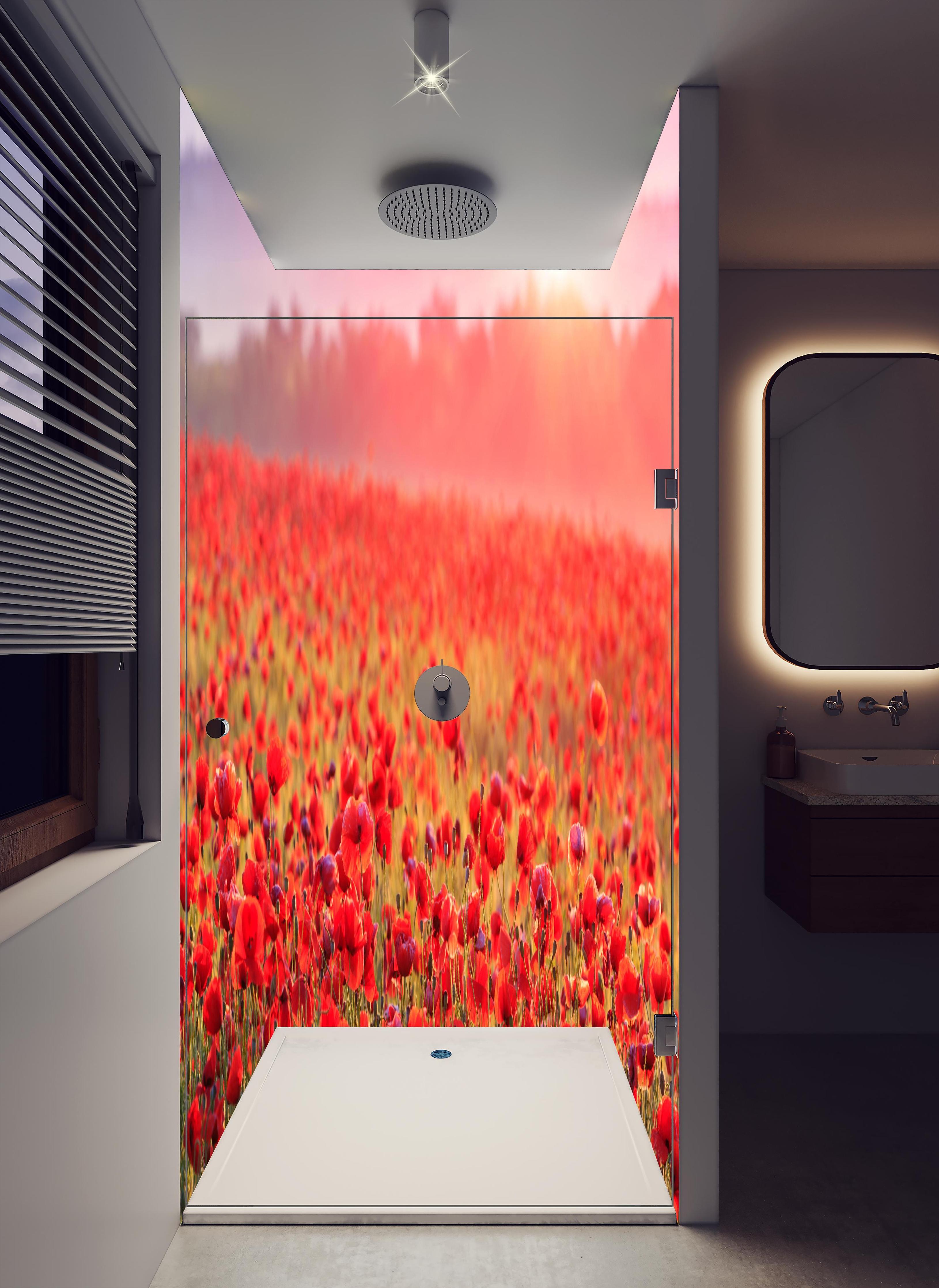Duschrückwand - Idyllisches Mohnfeld bei Sonnenuntergang in hellem Badezimmer mit Regenduschkopf - zweiteilige Eck-Duschrückwand