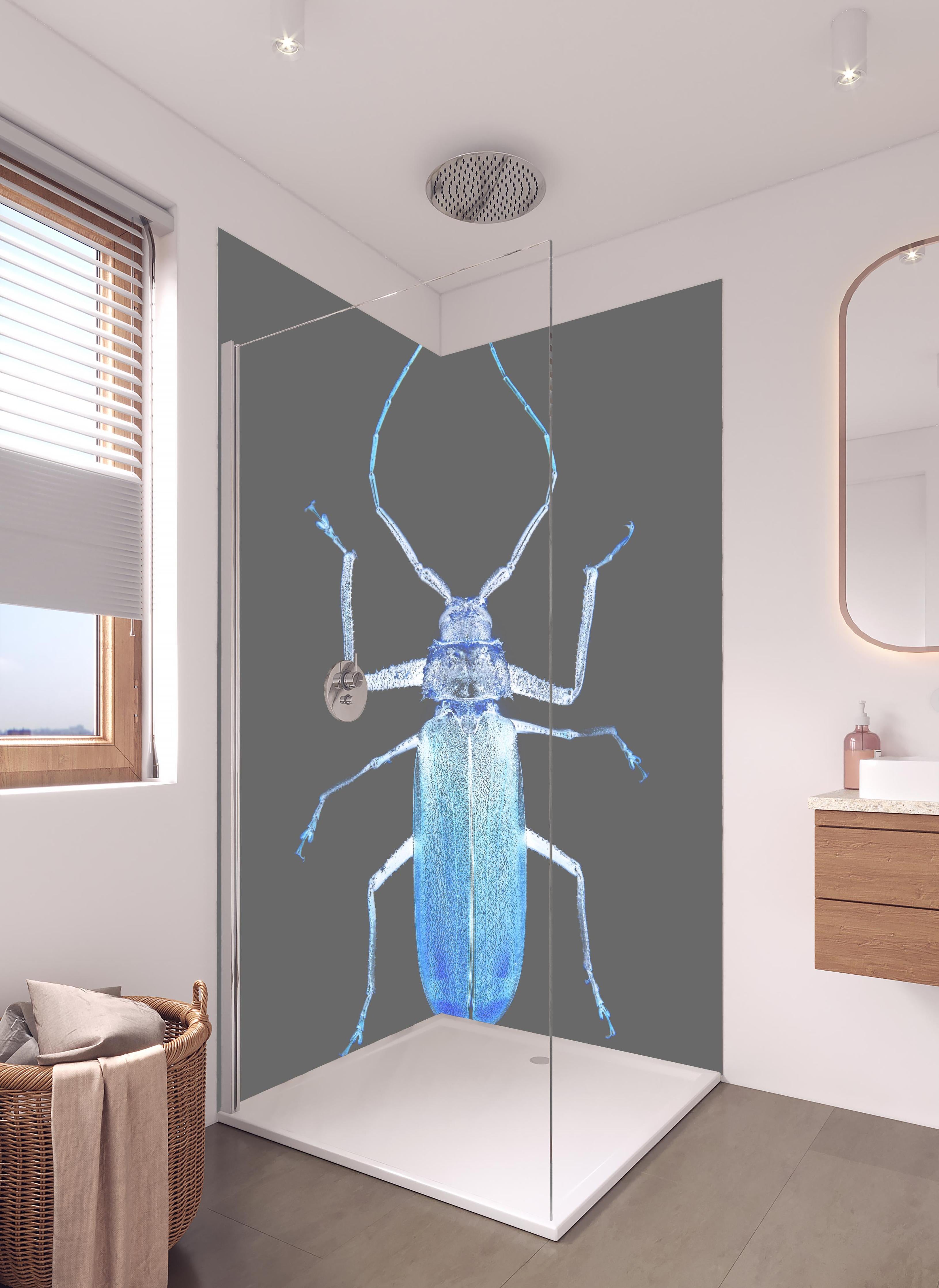 Duschrückwand - Insekt - Nahaufnahme in hellem Badezimmer mit Regenduschkopf - zweiteilige Eck-Duschrückwand