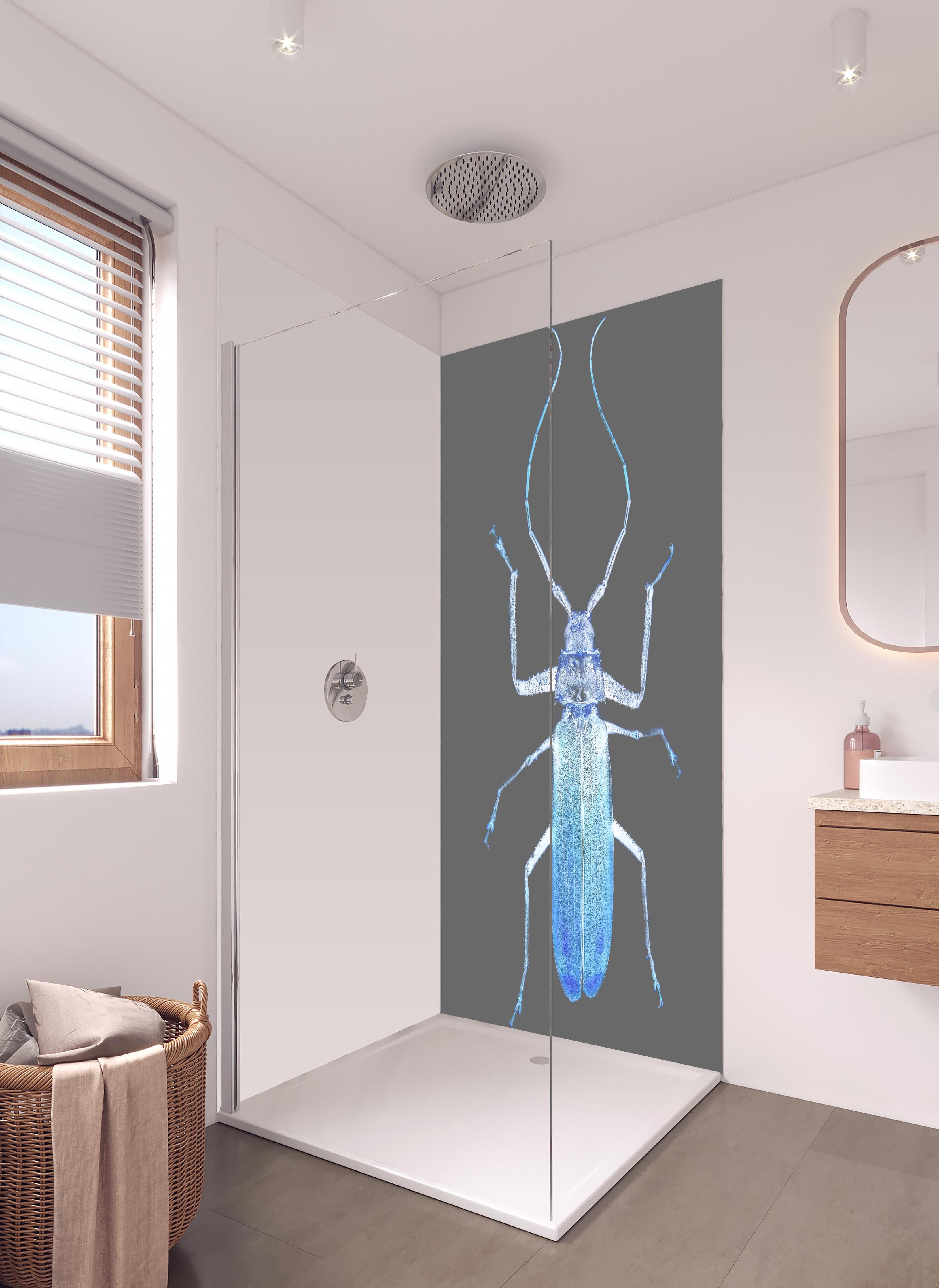 Duschrückwand - Insekt - Nahaufnahme in hellem Badezimmer mit Regenduschkopf - zweiteilige Eck-Duschrückwand