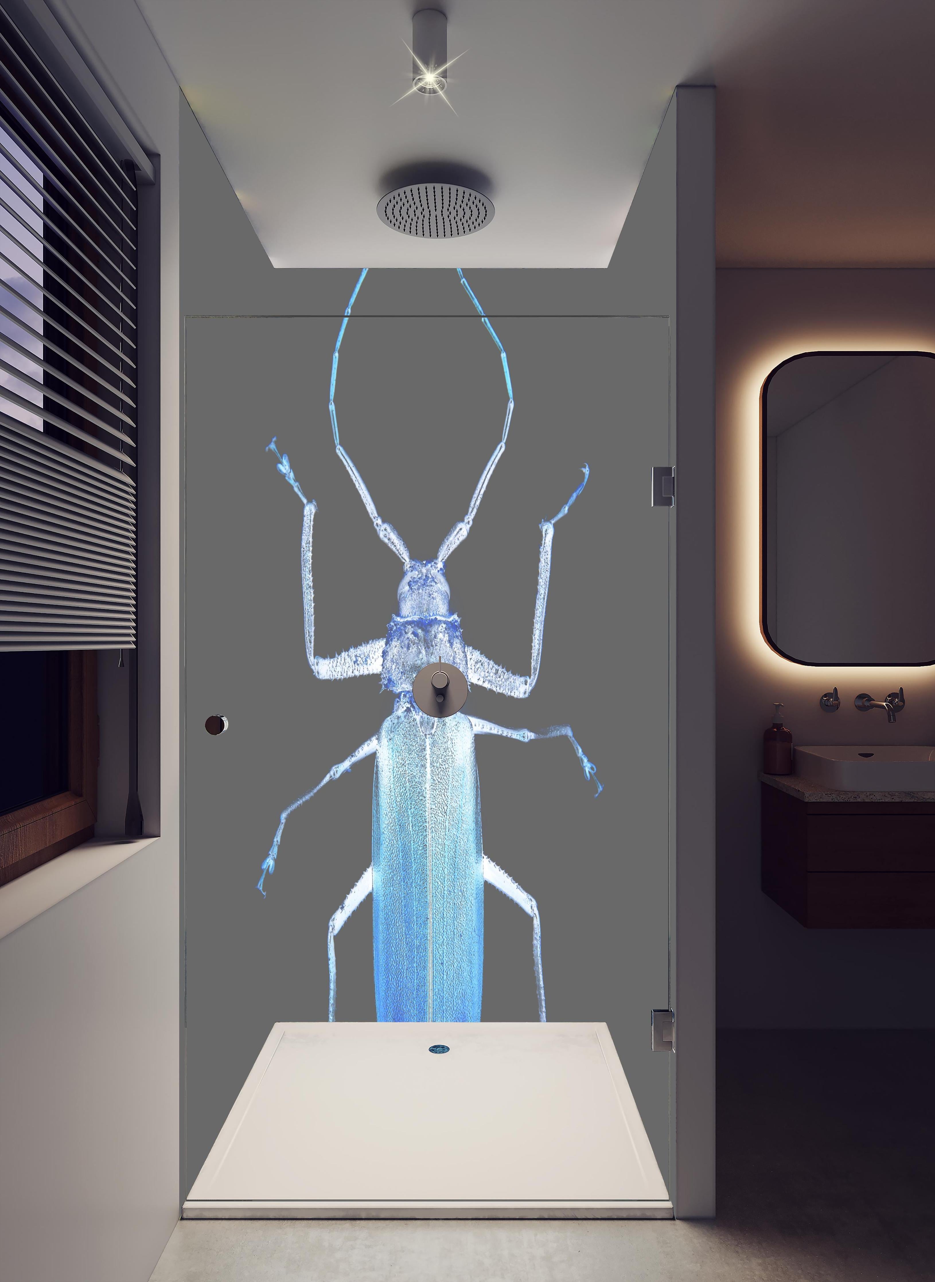 Duschrückwand - Insekt - Nahaufnahme in hellem Badezimmer mit Regenduschkopf - zweiteilige Eck-Duschrückwand