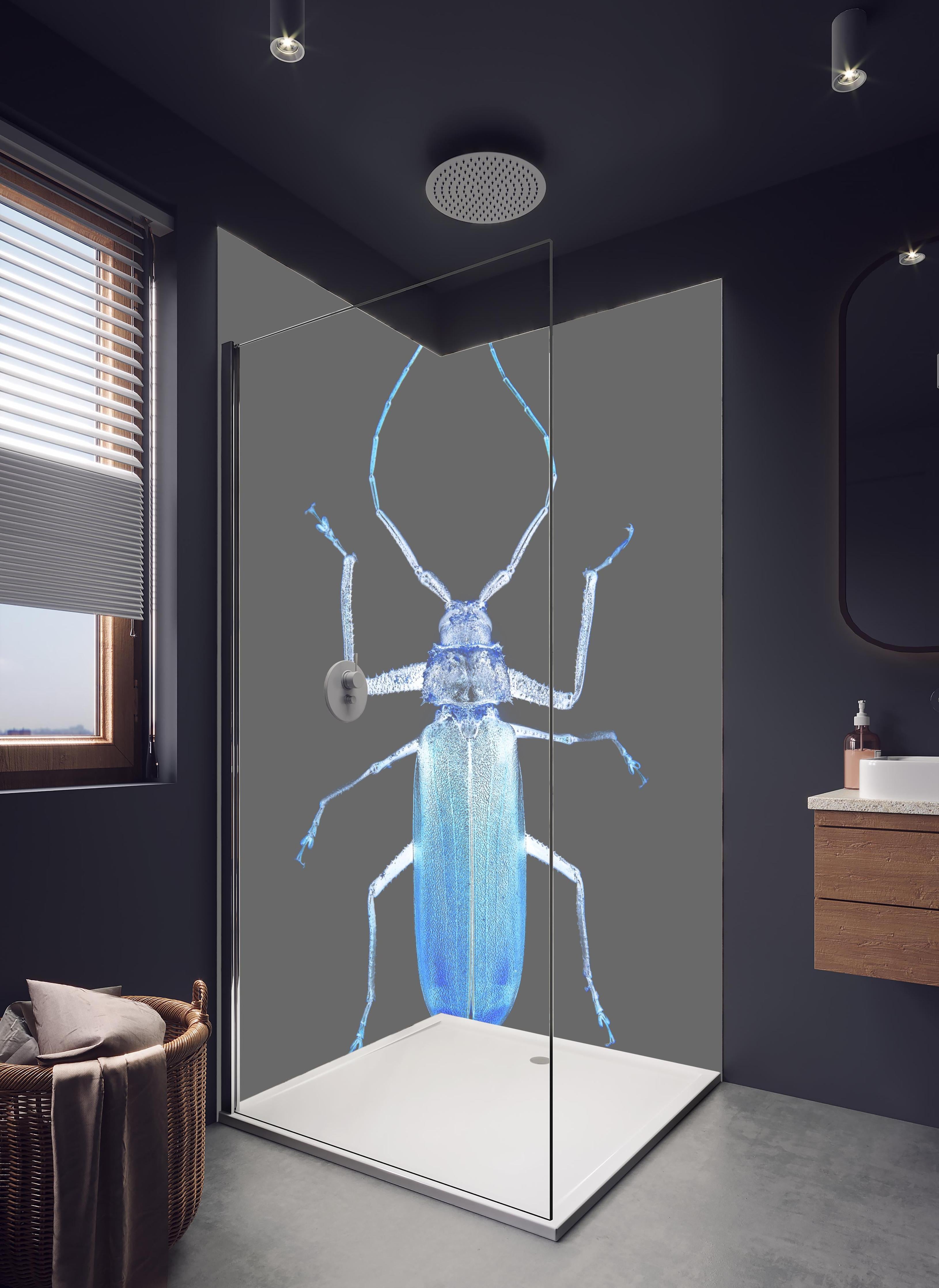 Duschrückwand - Insekt - Nahaufnahme in hellem Badezimmer mit Regenduschkopf - zweiteilige Eck-Duschrückwand