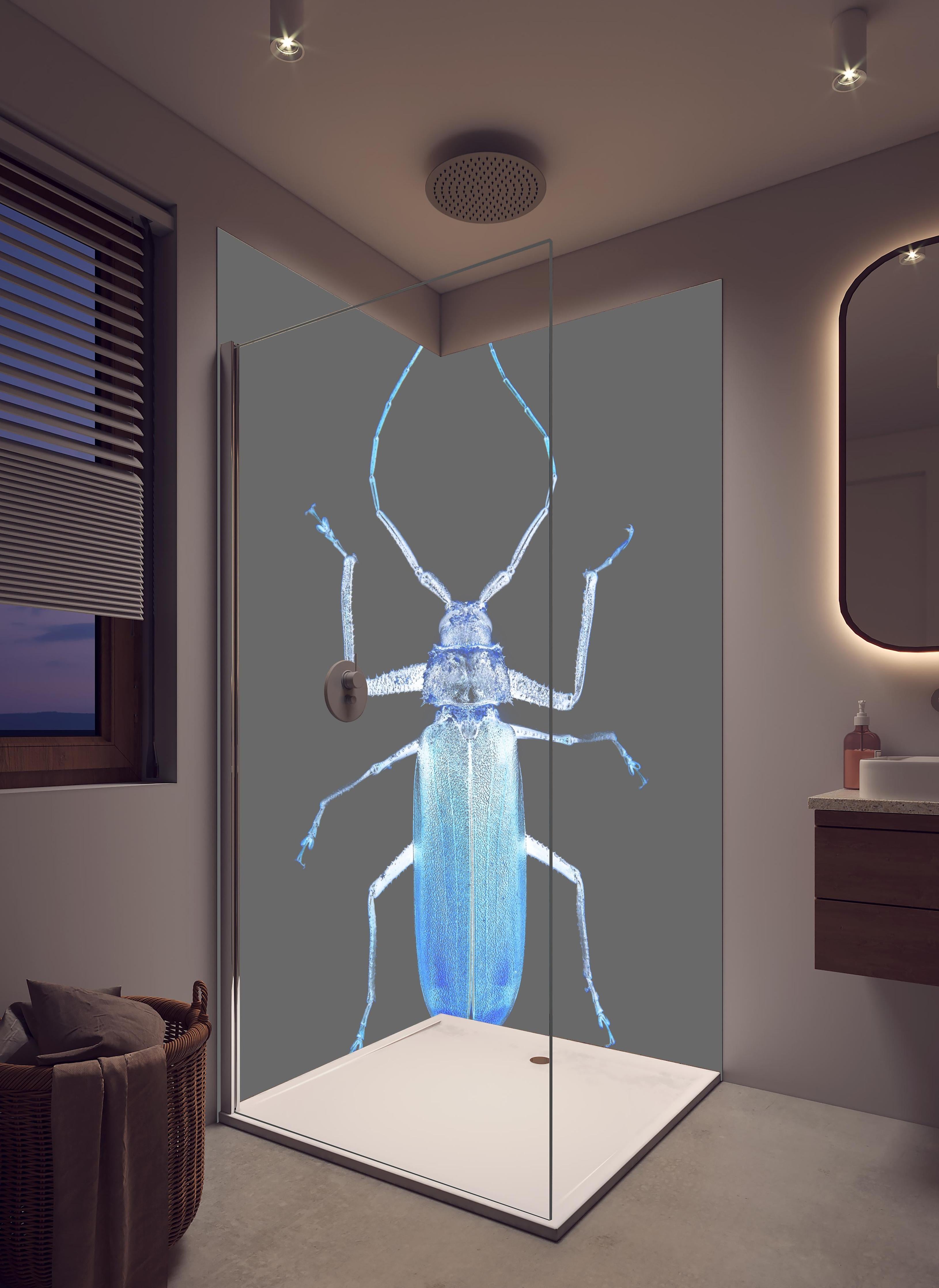 Duschrückwand - Insekt - Nahaufnahme in hellem Badezimmer mit Regenduschkopf - zweiteilige Eck-Duschrückwand