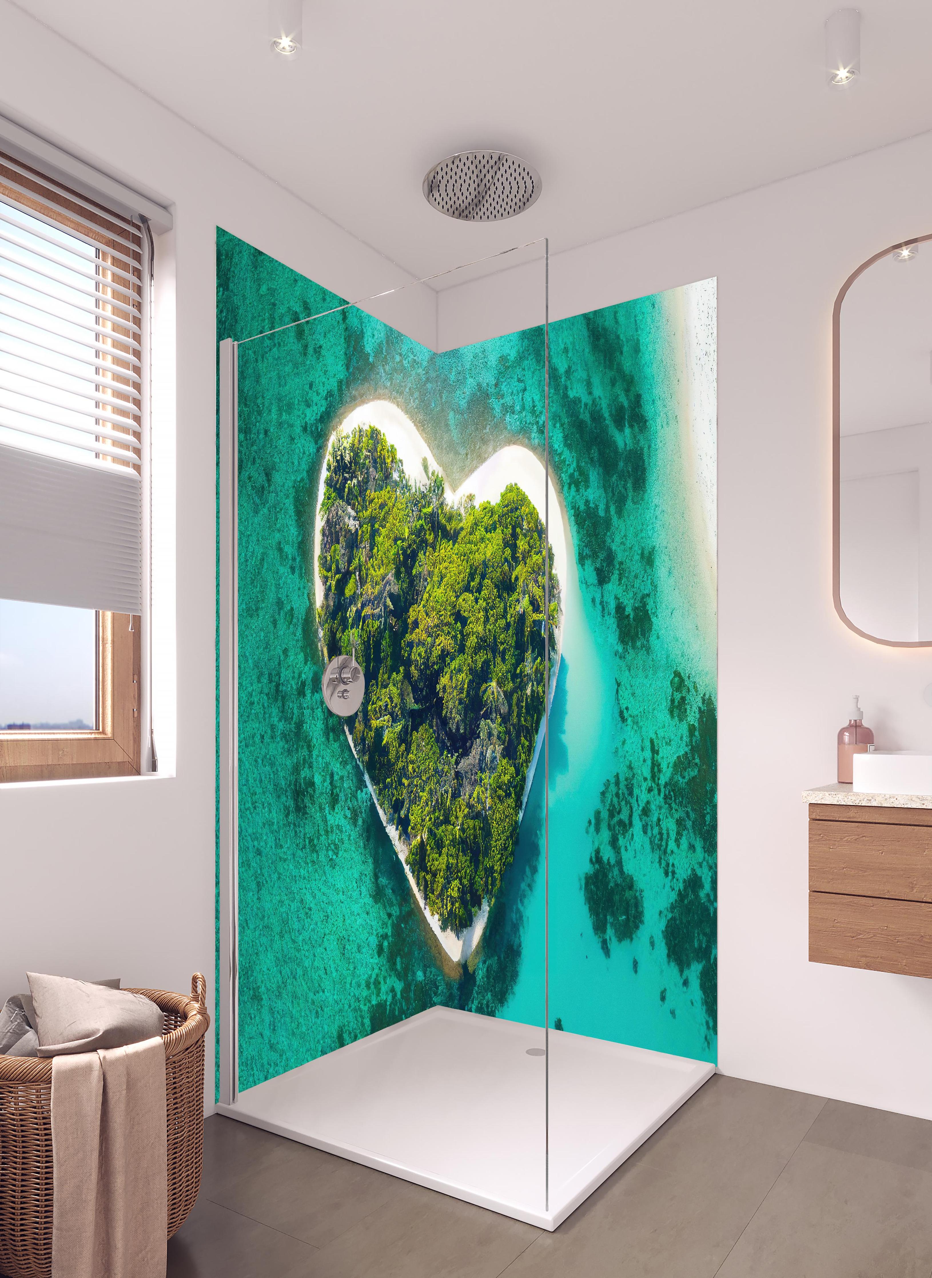 Duschrückwand - Insel in Herzform in hellem Badezimmer mit Regenduschkopf - zweiteilige Eck-Duschrückwand