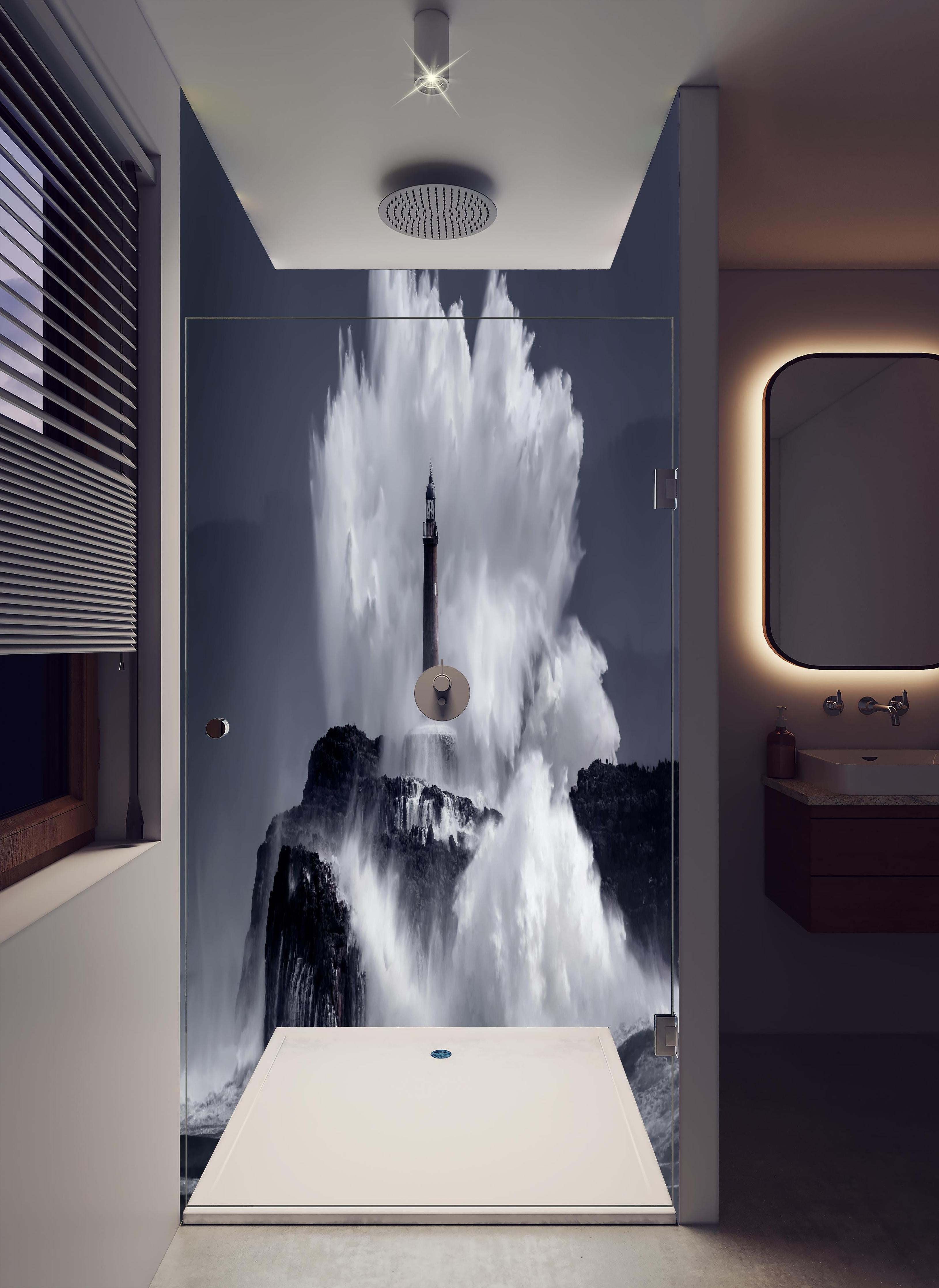 Duschrückwand - Insel mit großen Wellen in hellem Badezimmer mit Regenduschkopf - zweiteilige Eck-Duschrückwand