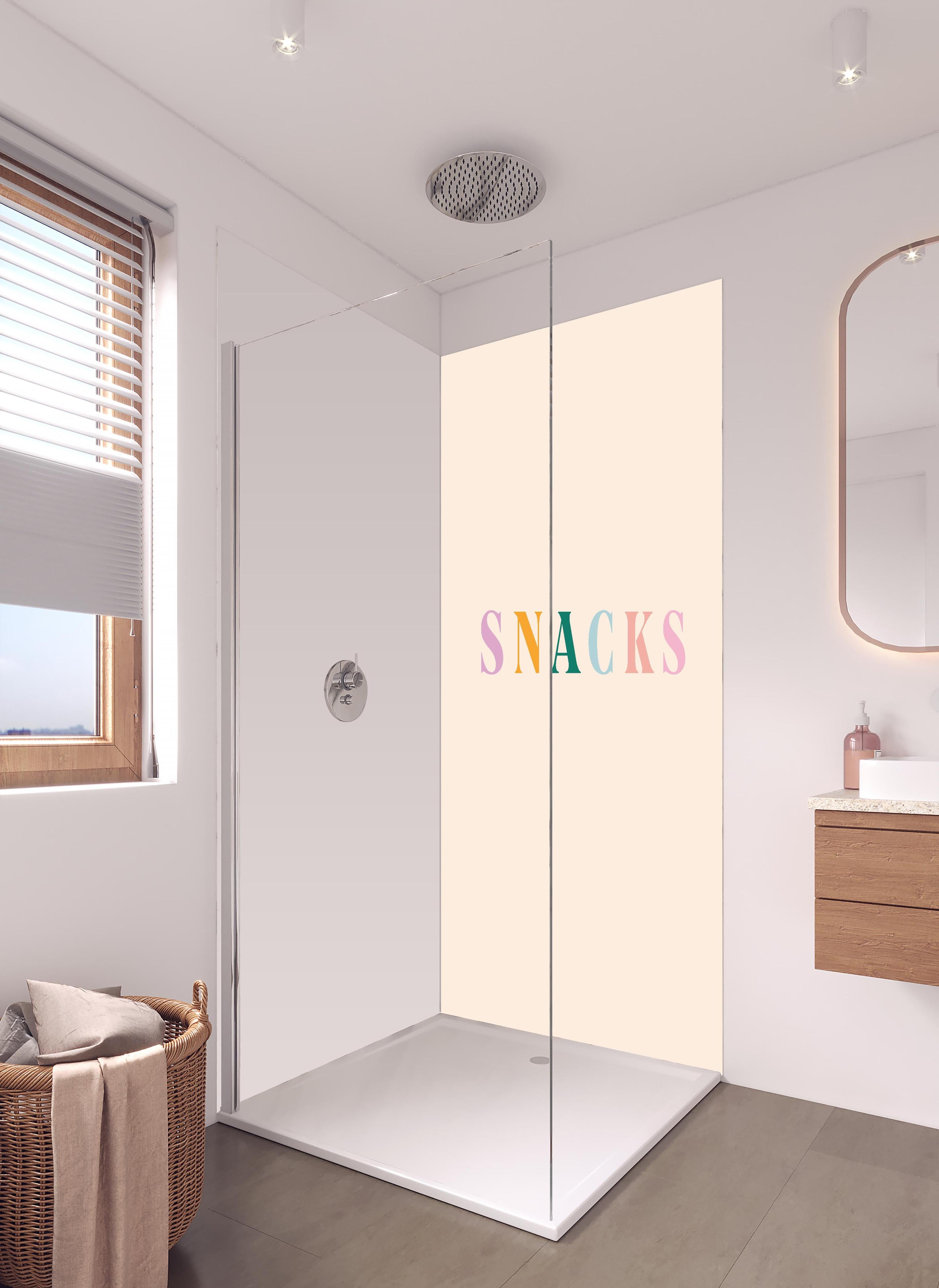 Duschrückwand - Inspirierende 'SNACKS'-Schrift in Pastellfarben in hellem Badezimmer mit Regenduschkopf - zweiteilige Eck-Duschrückwand