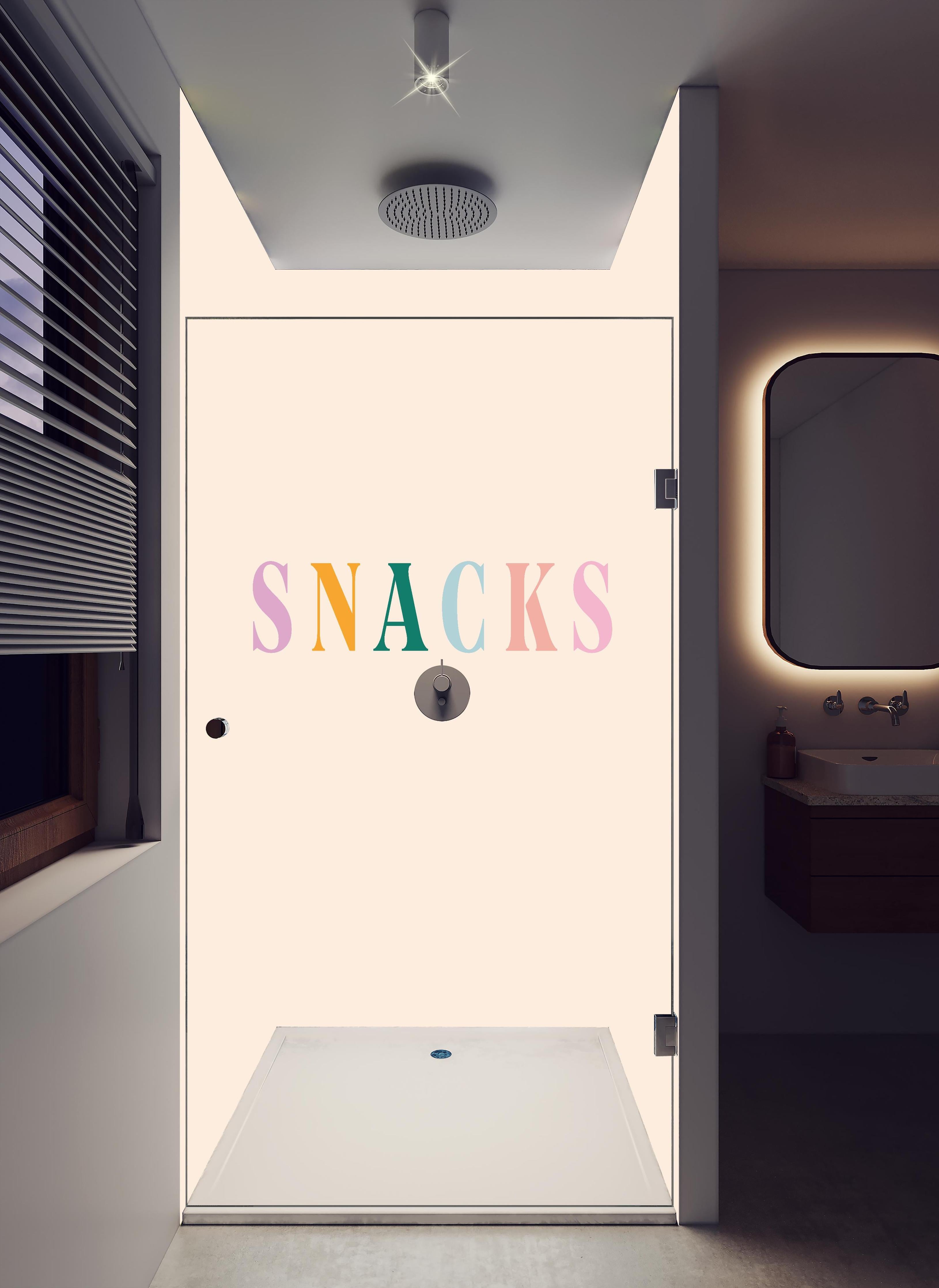 Duschrückwand - Inspirierende 'SNACKS'-Schrift in Pastellfarben in hellem Badezimmer mit Regenduschkopf - zweiteilige Eck-Duschrückwand