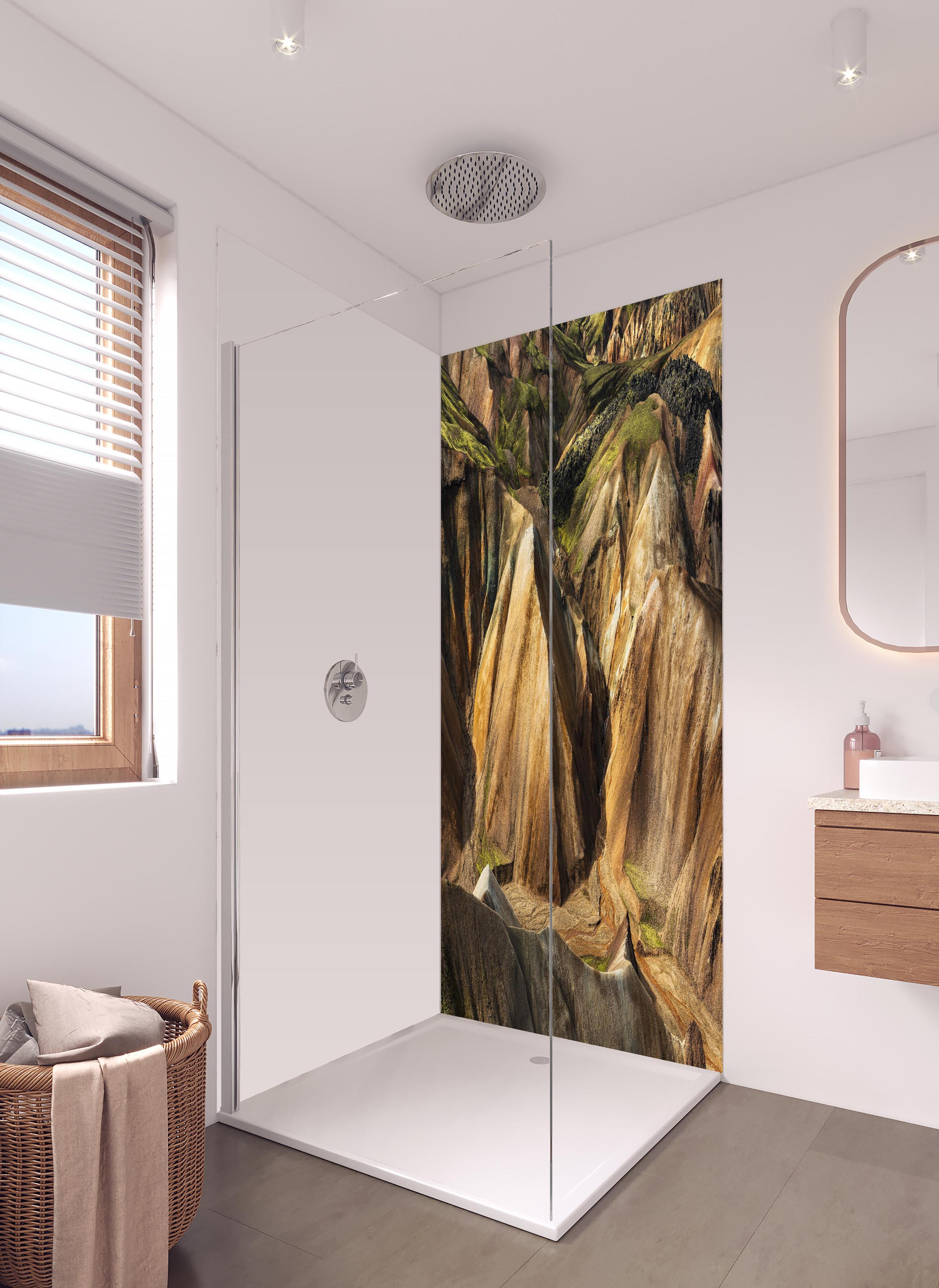 Duschrückwand - Isländische Hochland-Landschaft in bunten Tönen in hellem Badezimmer mit Regenduschkopf - zweiteilige Eck-Duschrückwand
