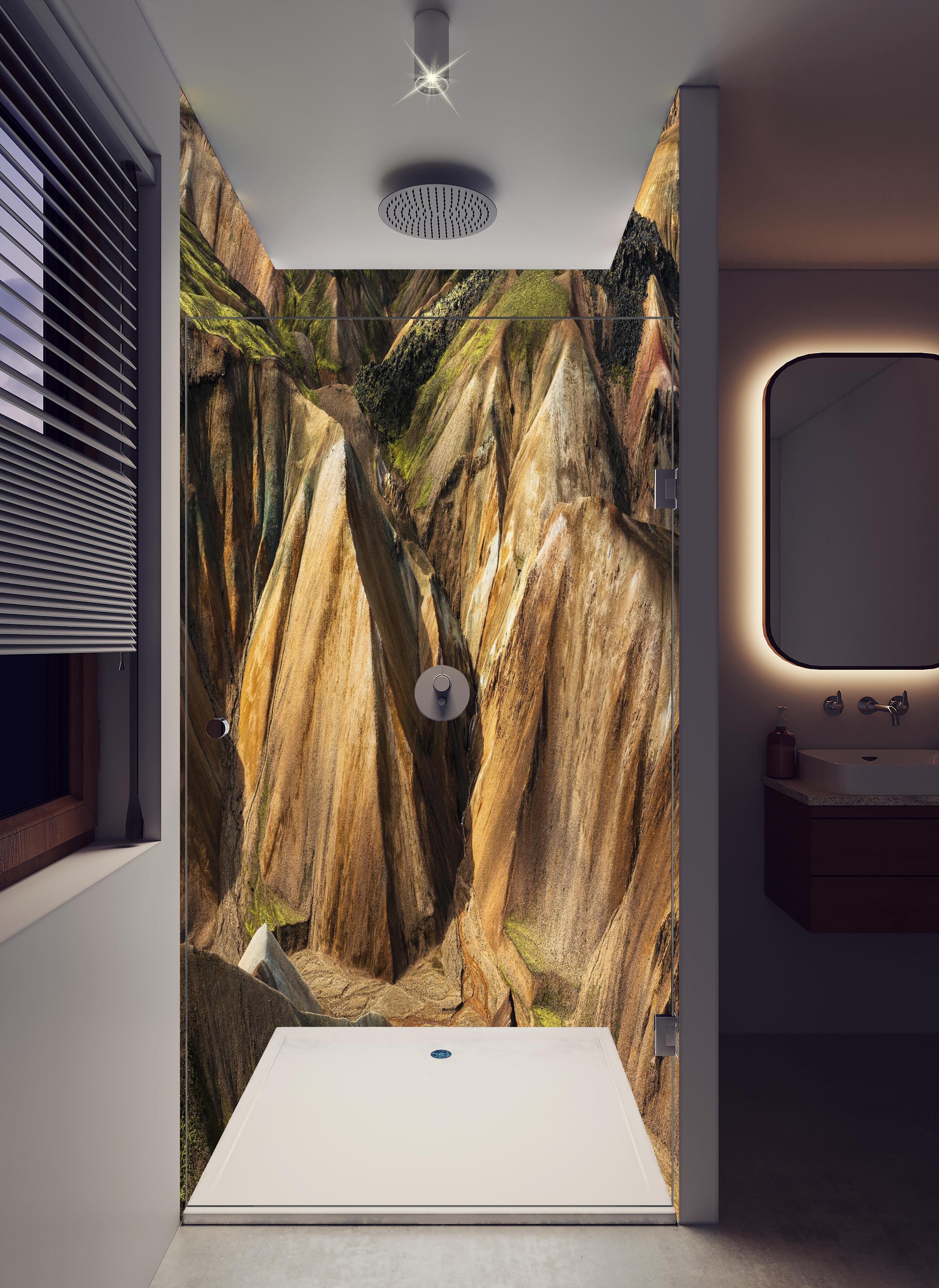 Duschrückwand - Isländische Hochland-Landschaft in bunten Tönen in hellem Badezimmer mit Regenduschkopf - zweiteilige Eck-Duschrückwand