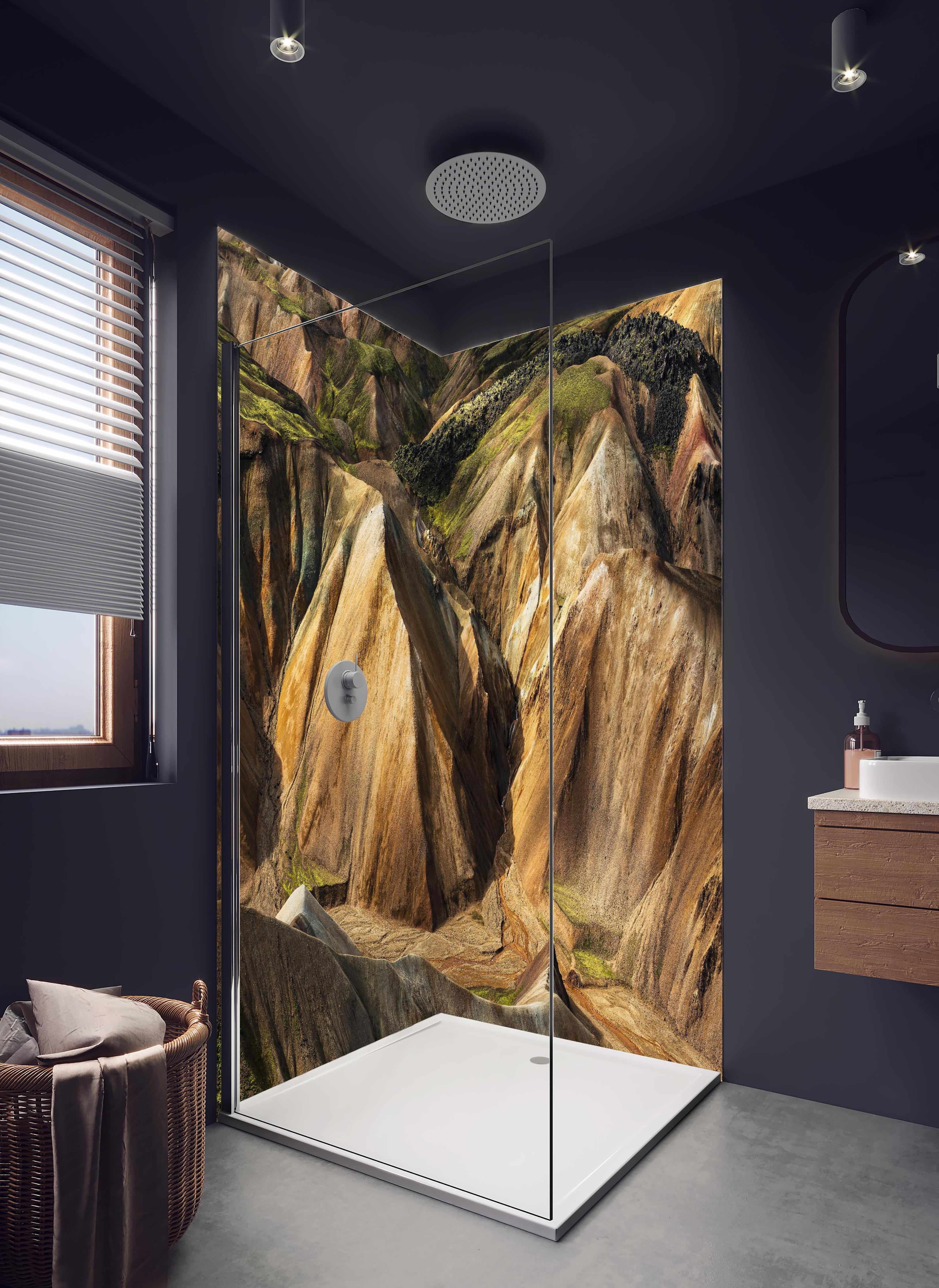 Duschrückwand - Isländische Hochland-Landschaft in bunten Tönen in hellem Badezimmer mit Regenduschkopf - zweiteilige Eck-Duschrückwand