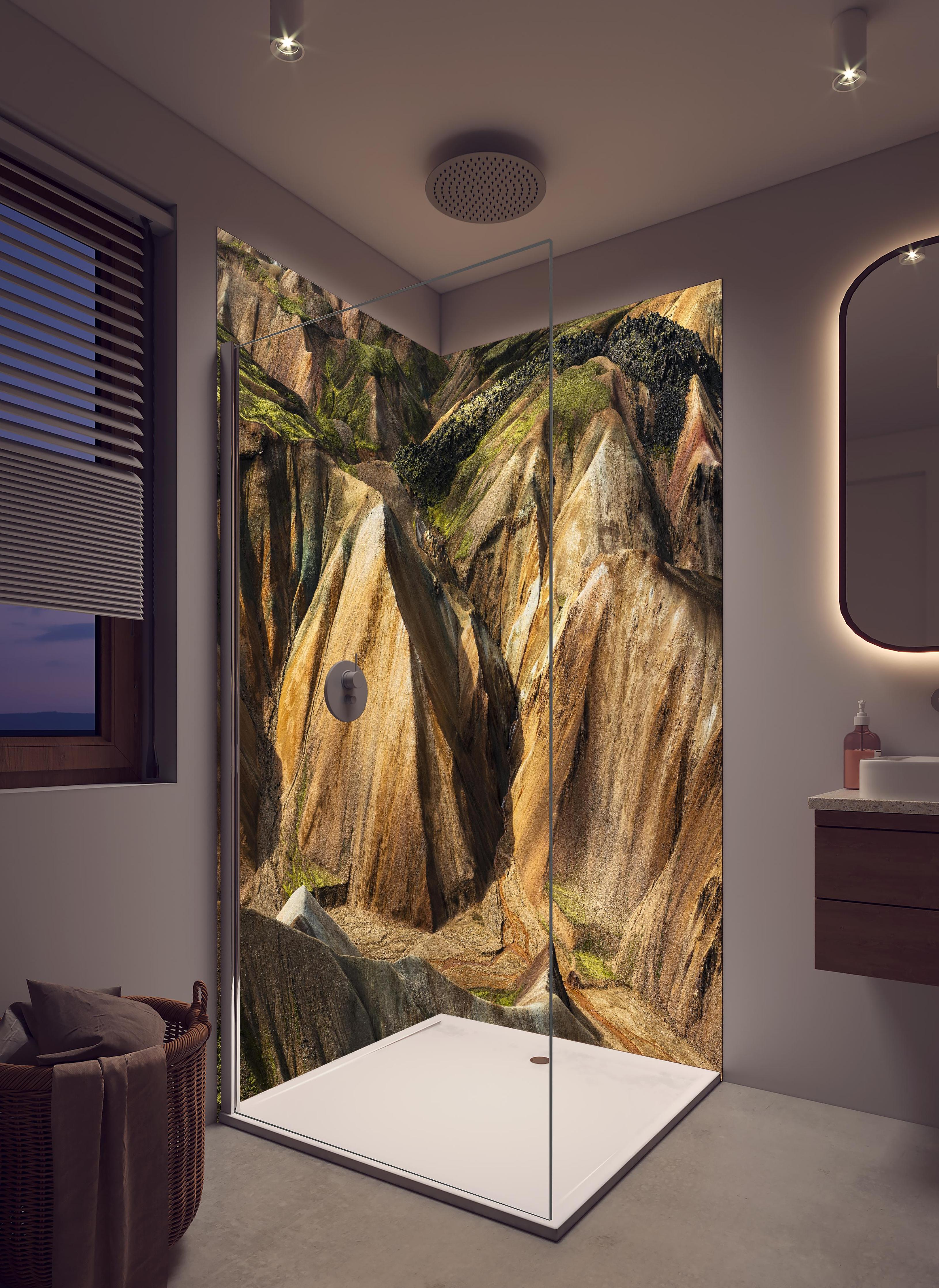 Duschrückwand - Isländische Hochland-Landschaft in bunten Tönen in hellem Badezimmer mit Regenduschkopf - zweiteilige Eck-Duschrückwand
