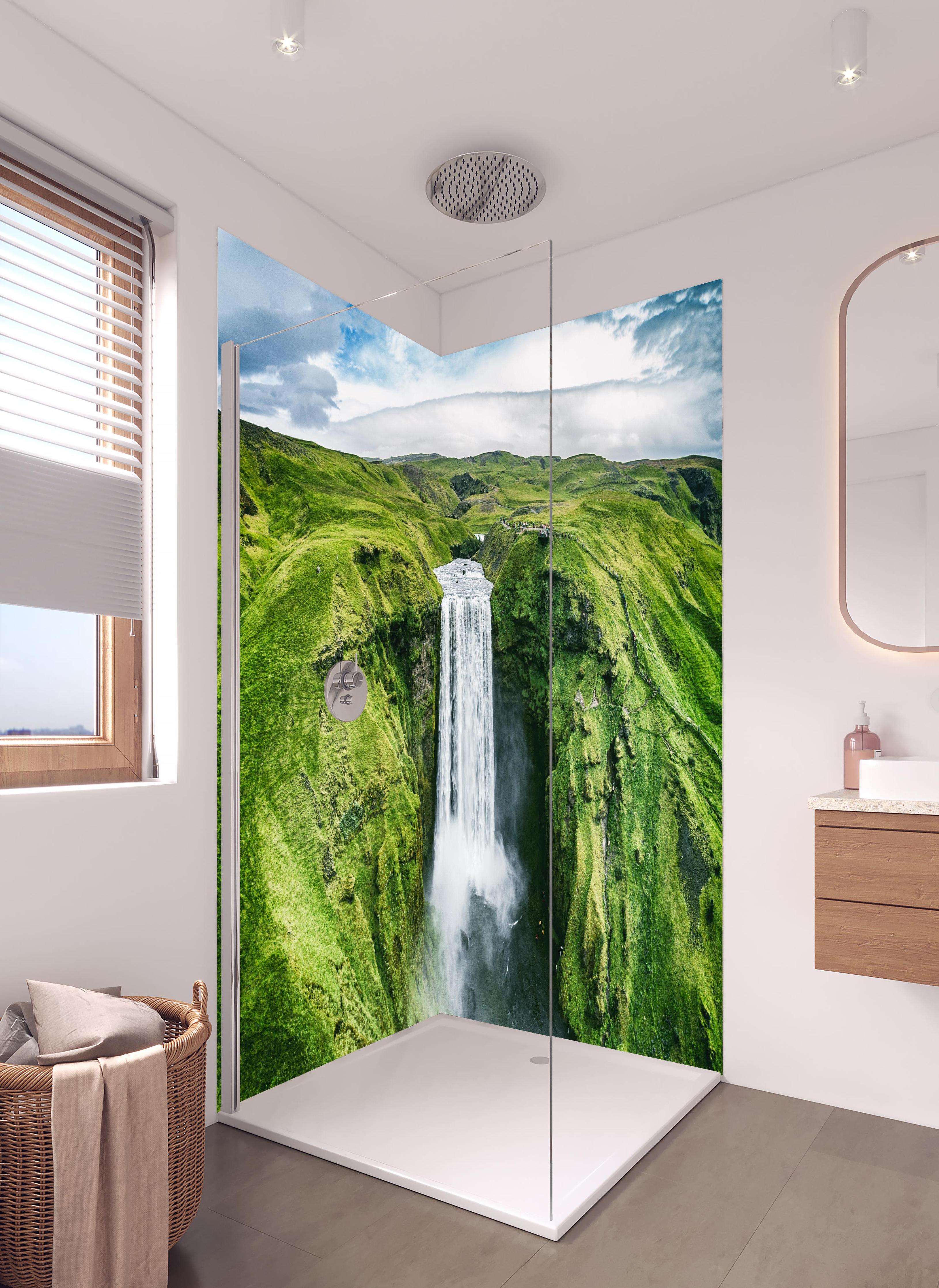 Duschrückwand - Isländischer Wasserfall Skogafoss in hellem Badezimmer mit Regenduschkopf - zweiteilige Eck-Duschrückwand
