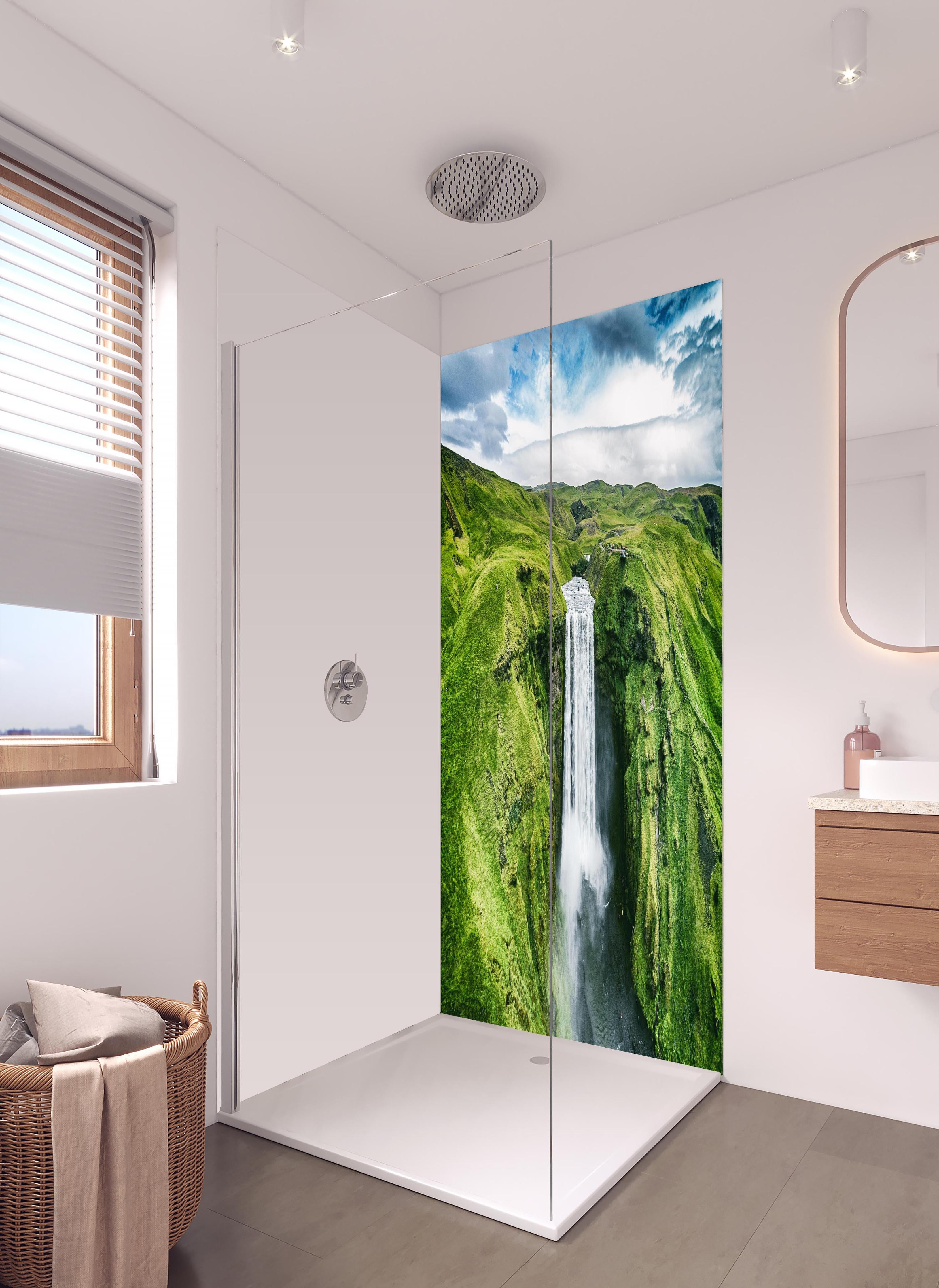 Duschrückwand - Isländischer Wasserfall Skogafoss in hellem Badezimmer mit Regenduschkopf - zweiteilige Eck-Duschrückwand