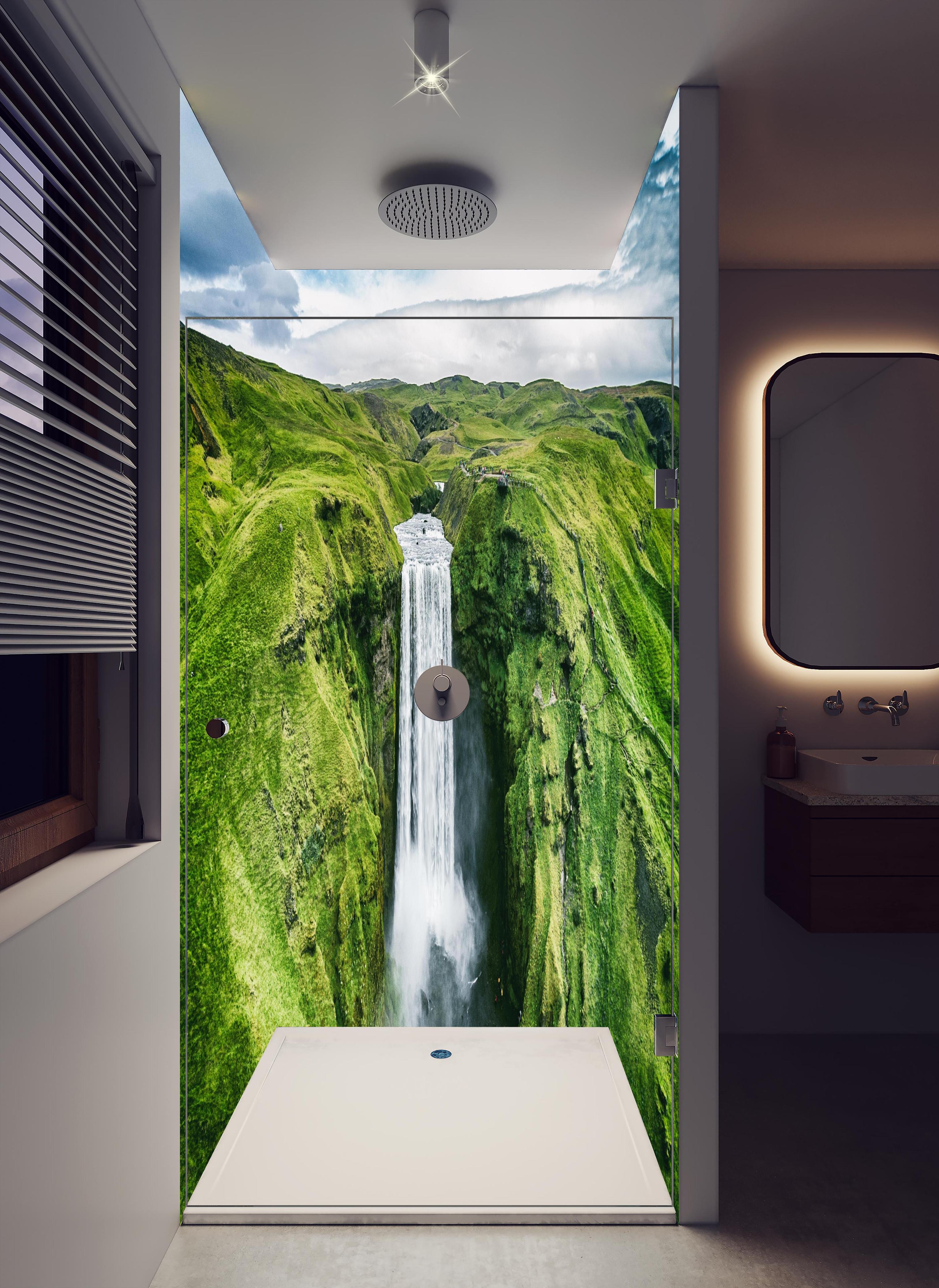 Duschrückwand - Isländischer Wasserfall Skogafoss in hellem Badezimmer mit Regenduschkopf - zweiteilige Eck-Duschrückwand