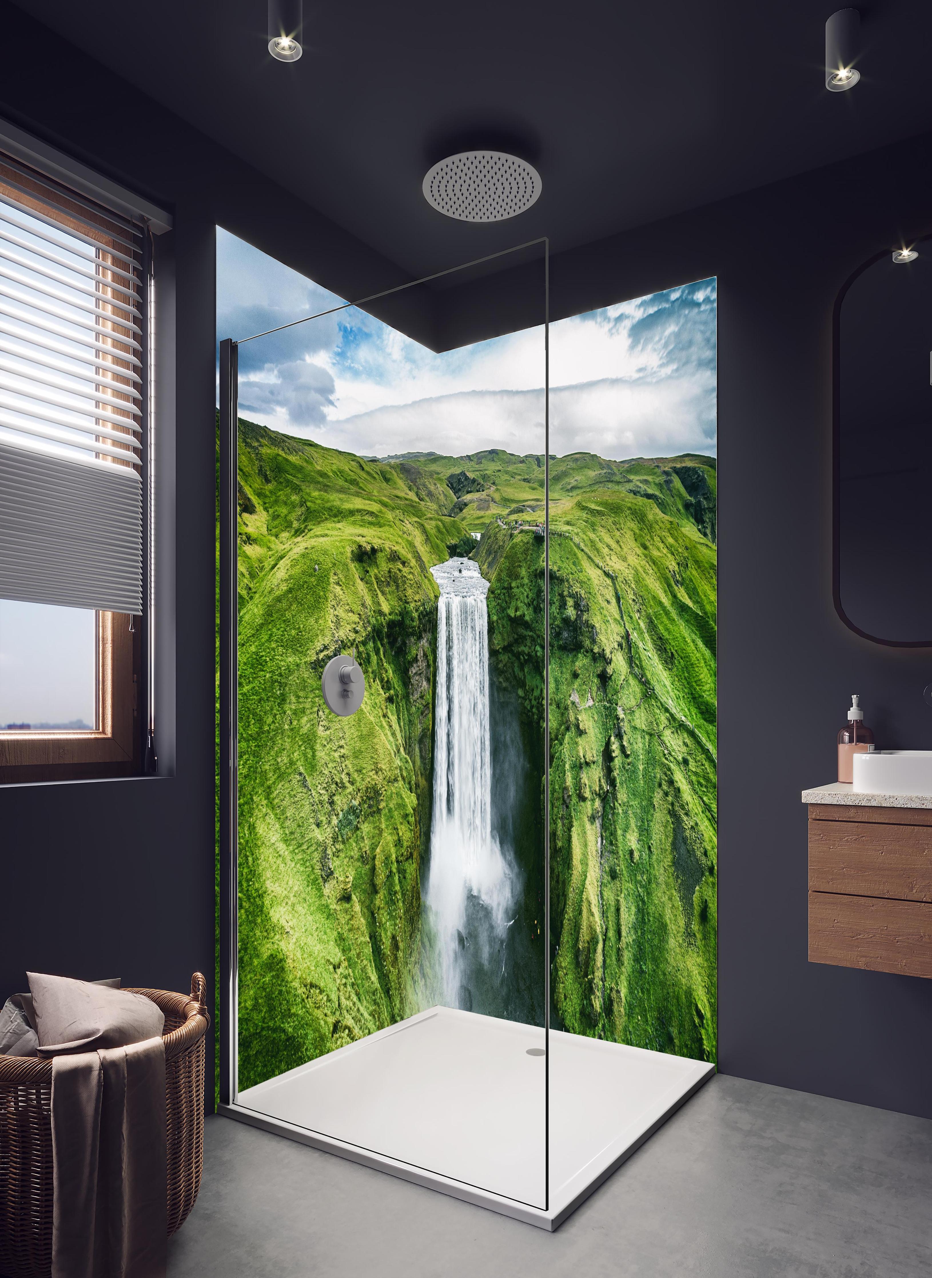 Duschrückwand - Isländischer Wasserfall Skogafoss in hellem Badezimmer mit Regenduschkopf - zweiteilige Eck-Duschrückwand