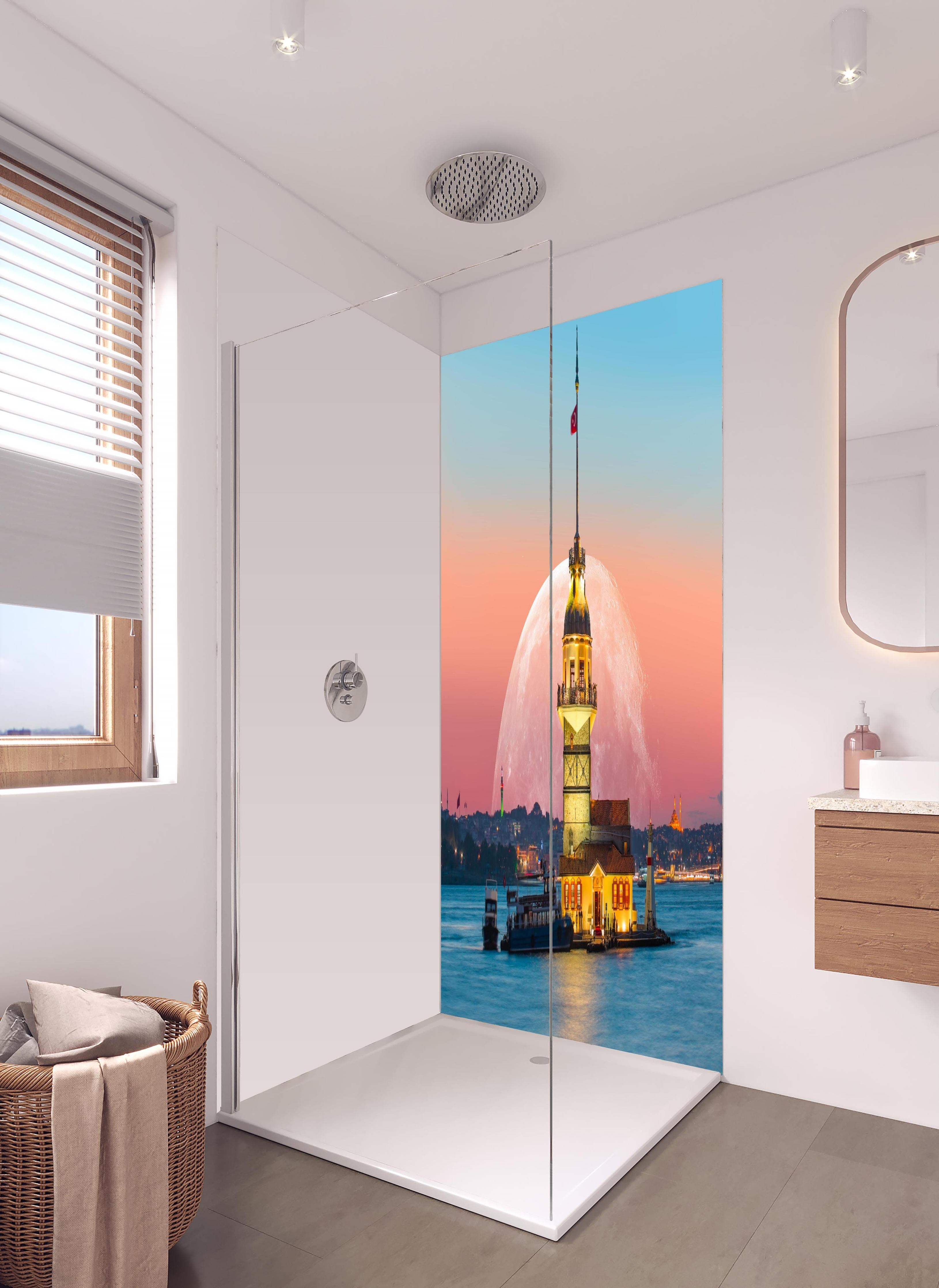 Duschrückwand - Istanbuler Jungfernturm mit Supermond in hellem Badezimmer mit Regenduschkopf - zweiteilige Eck-Duschrückwand