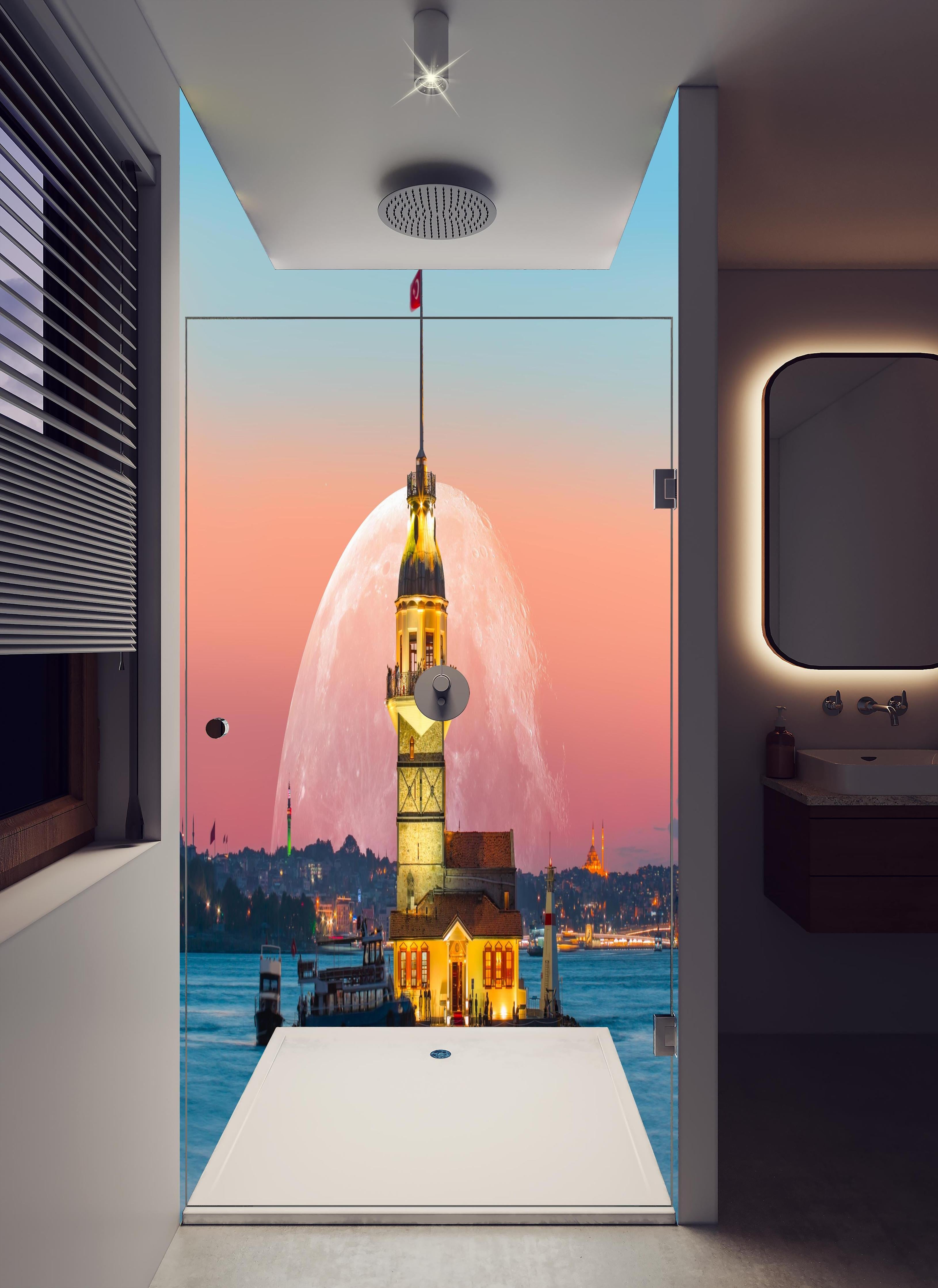 Duschrückwand - Istanbuler Jungfernturm mit Supermond in hellem Badezimmer mit Regenduschkopf - zweiteilige Eck-Duschrückwand