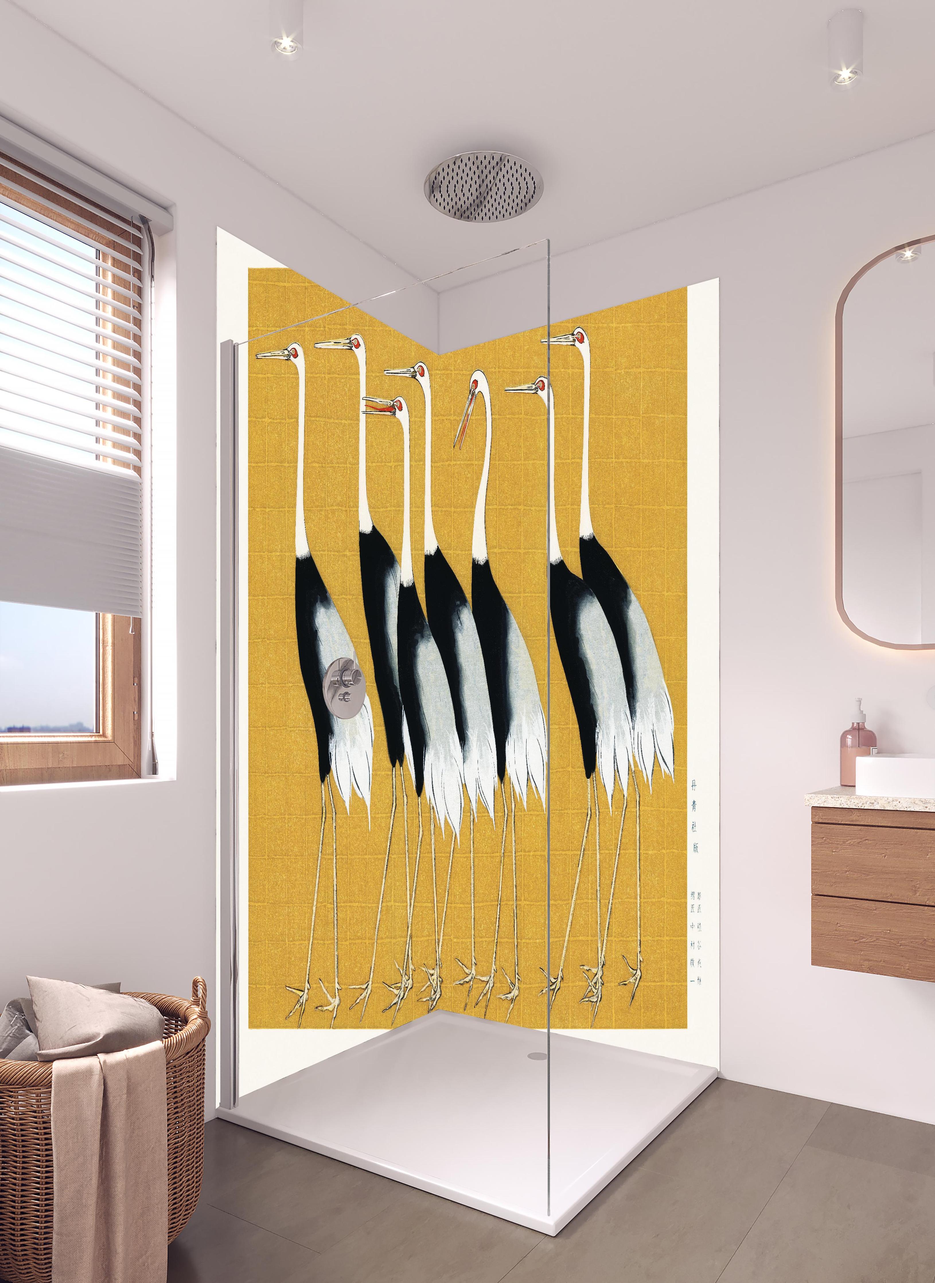 Duschrückwand - Japanischer Mandschurenkranich - Gold in hellem Badezimmer mit Regenduschkopf - zweiteilige Eck-Duschrückwand