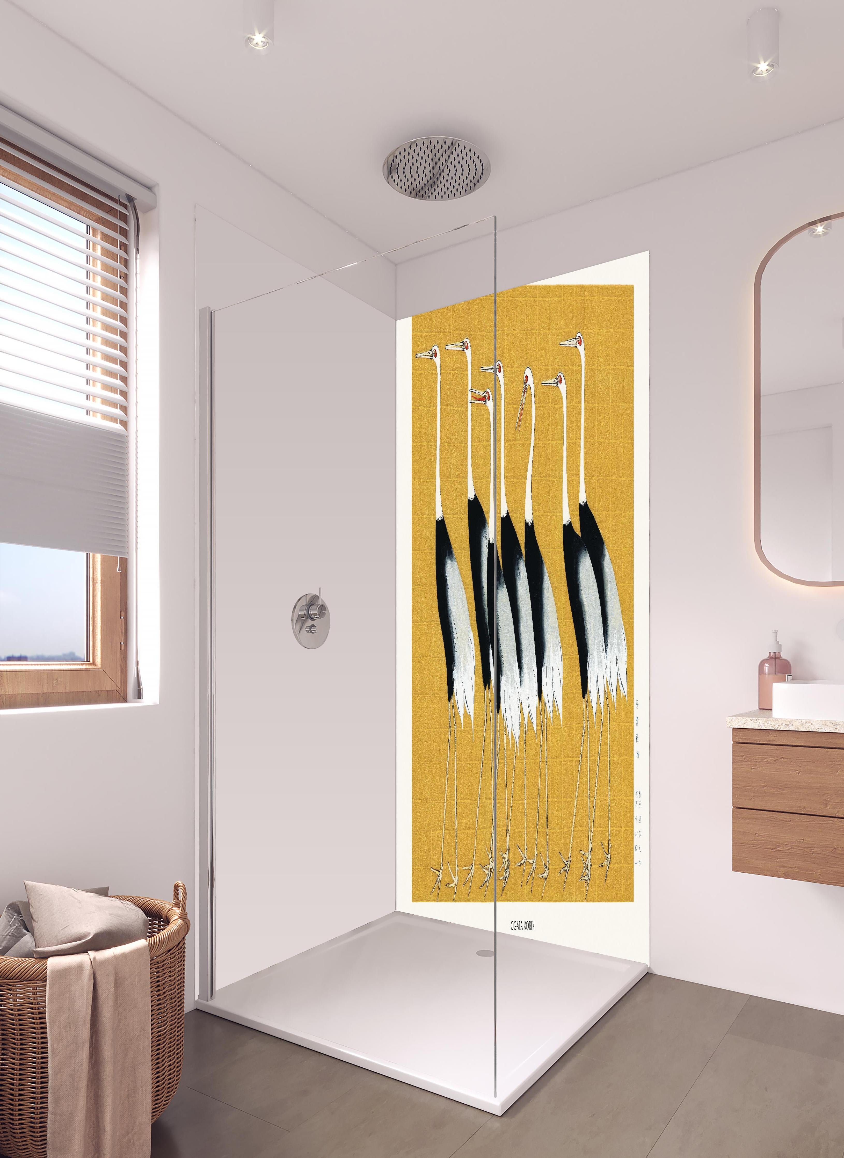 Duschrückwand - Japanischer Mandschurenkranich - Gold in hellem Badezimmer mit Regenduschkopf - zweiteilige Eck-Duschrückwand