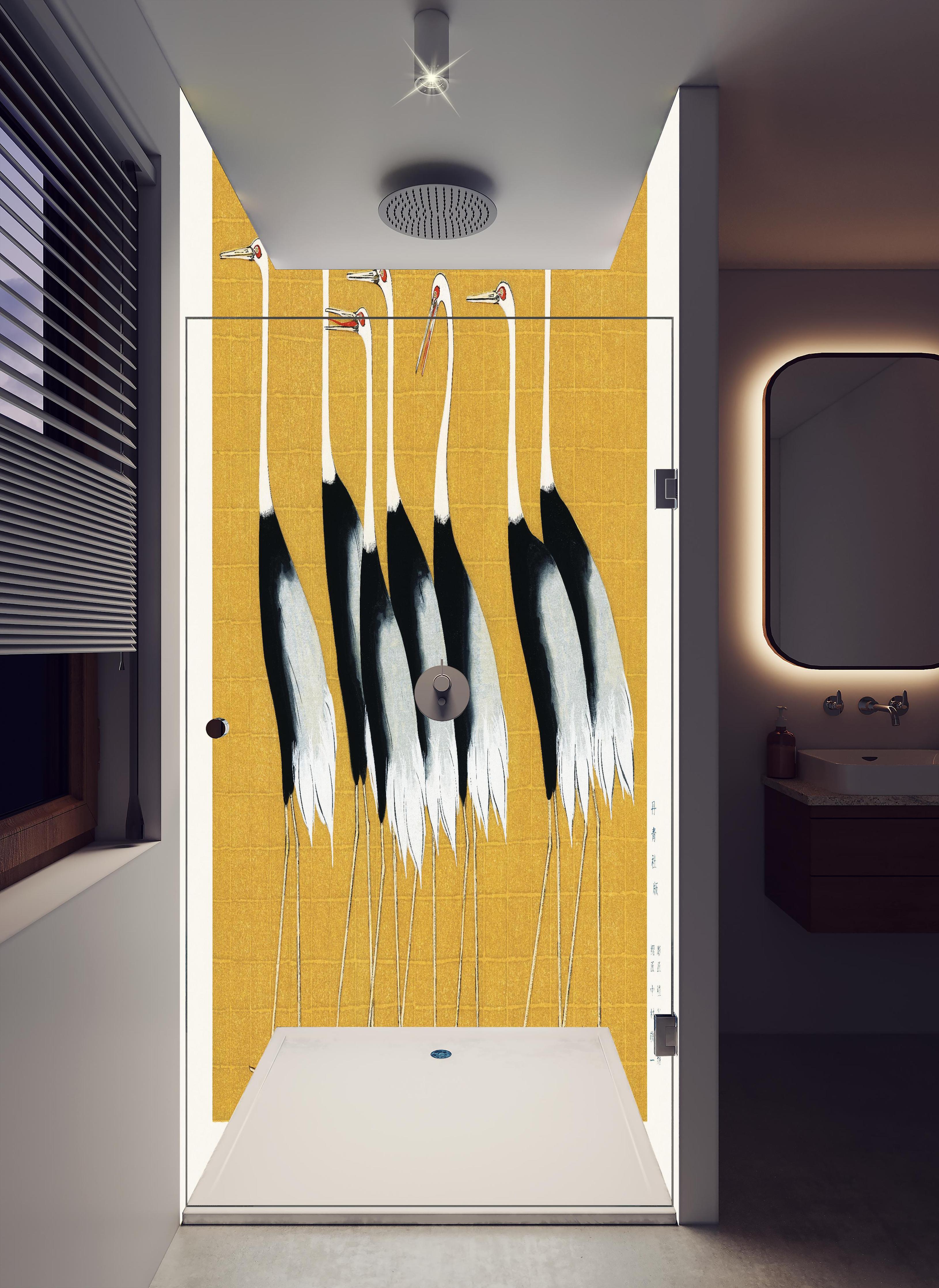 Duschrückwand - Japanischer Mandschurenkranich - Gold in hellem Badezimmer mit Regenduschkopf - zweiteilige Eck-Duschrückwand