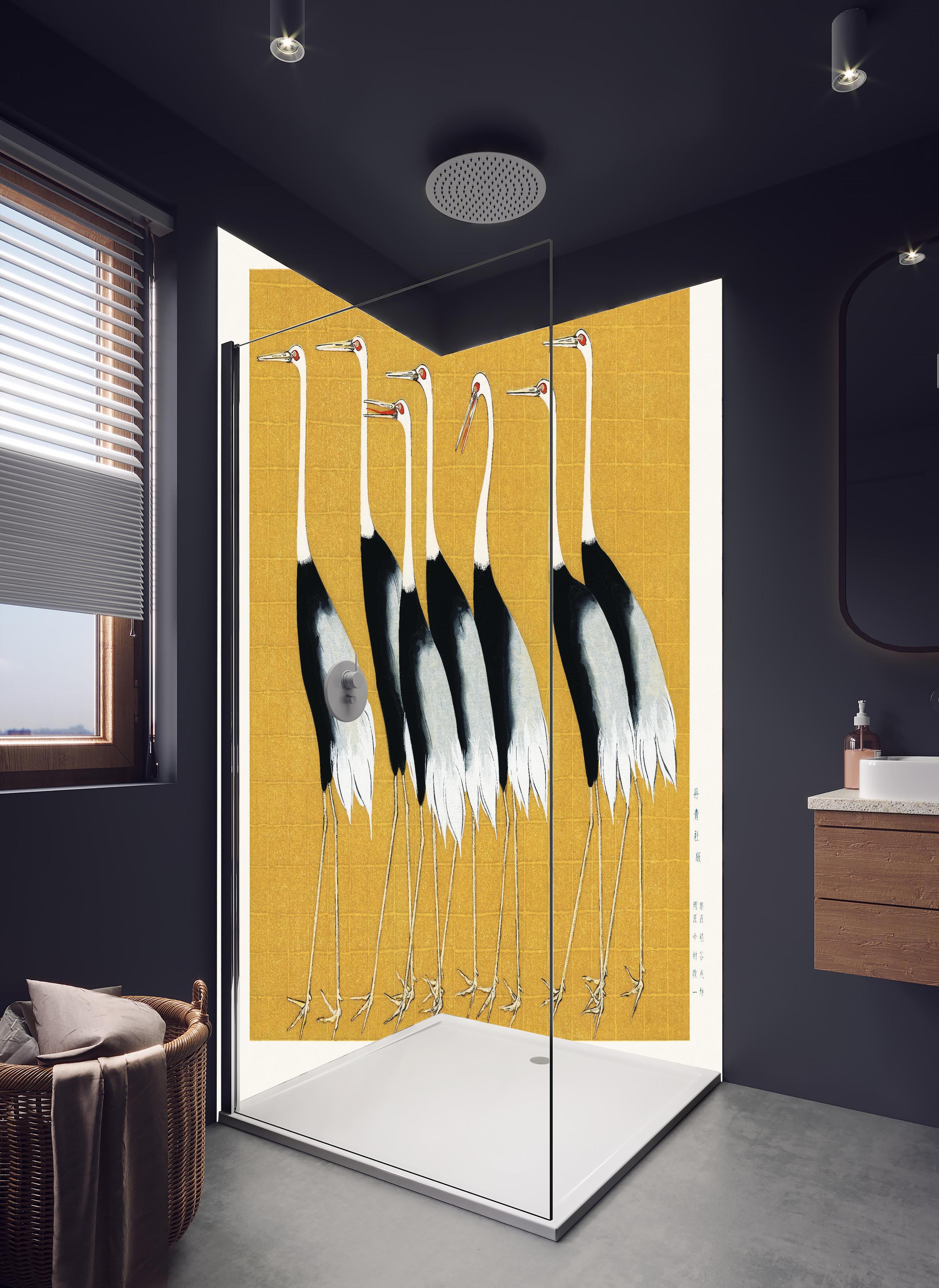 Duschrückwand - Japanischer Mandschurenkranich - Gold in hellem Badezimmer mit Regenduschkopf - zweiteilige Eck-Duschrückwand