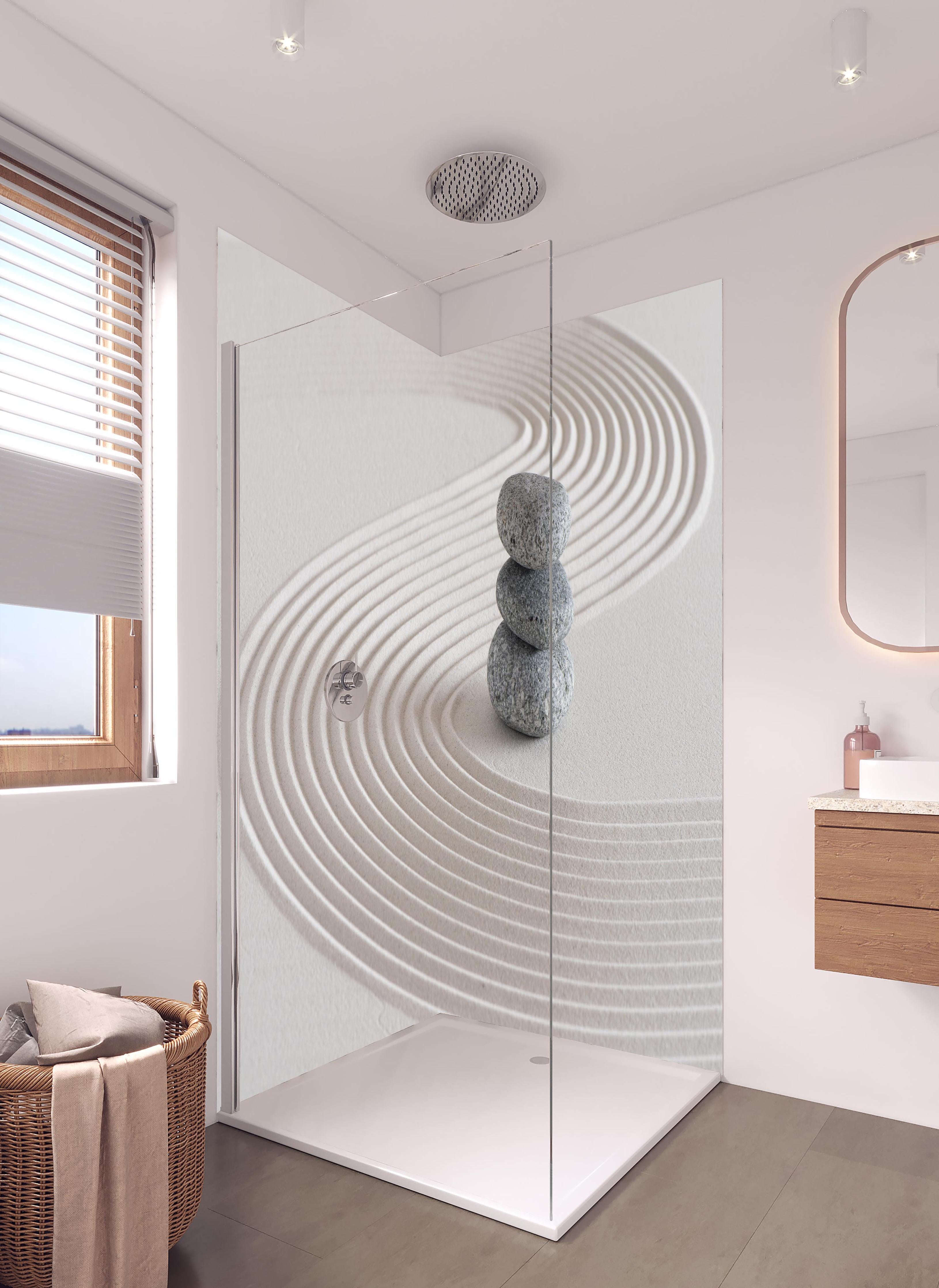 Duschrückwand - Japanischer Zen-Garten auf Sand in hellem Badezimmer mit Regenduschkopf - zweiteilige Eck-Duschrückwand