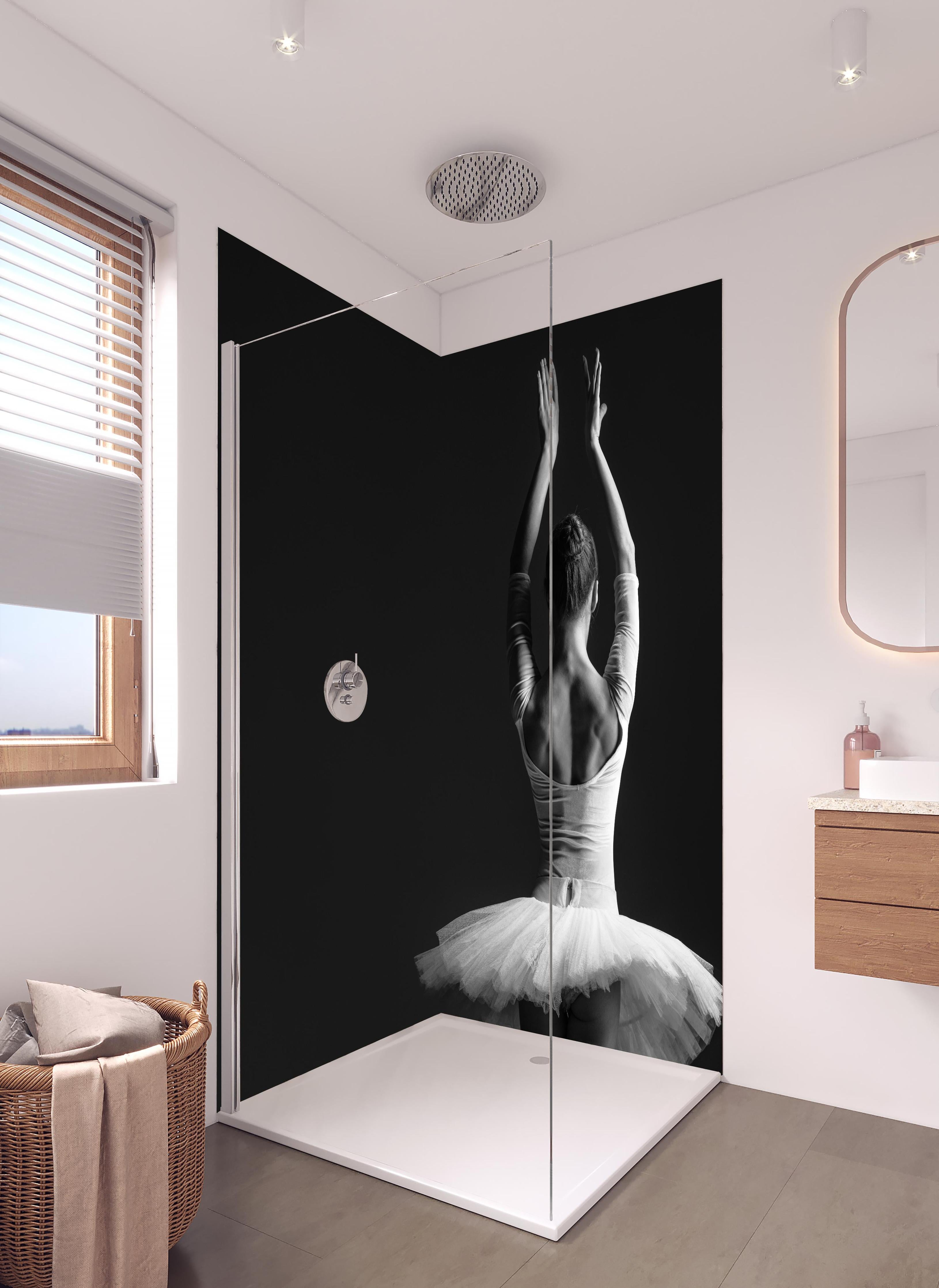 Duschrückwand - Junge posierende Ballerina in hellem Badezimmer mit Regenduschkopf - zweiteilige Eck-Duschrückwand