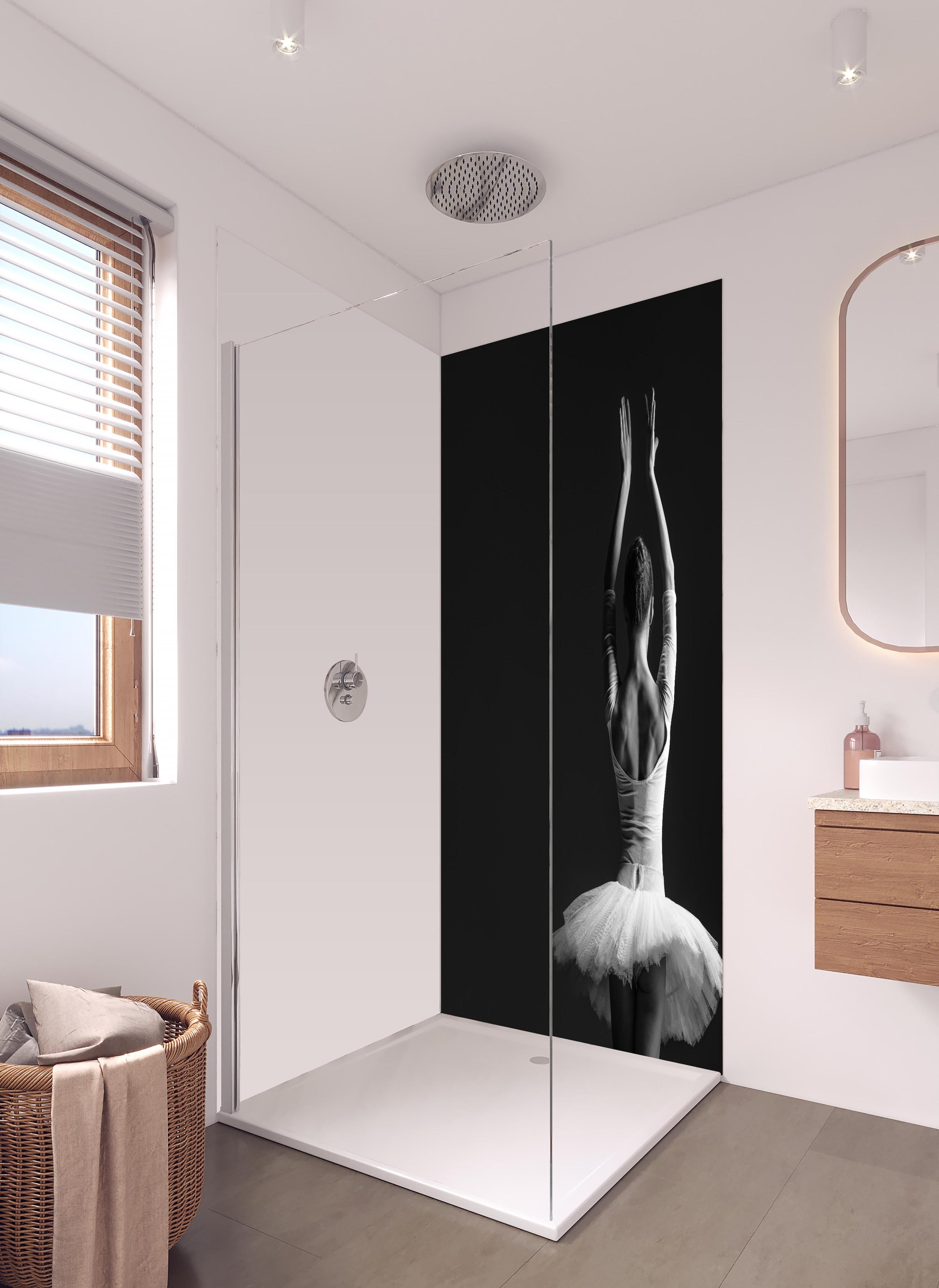 Duschrückwand - Junge posierende Ballerina in hellem Badezimmer mit Regenduschkopf - zweiteilige Eck-Duschrückwand