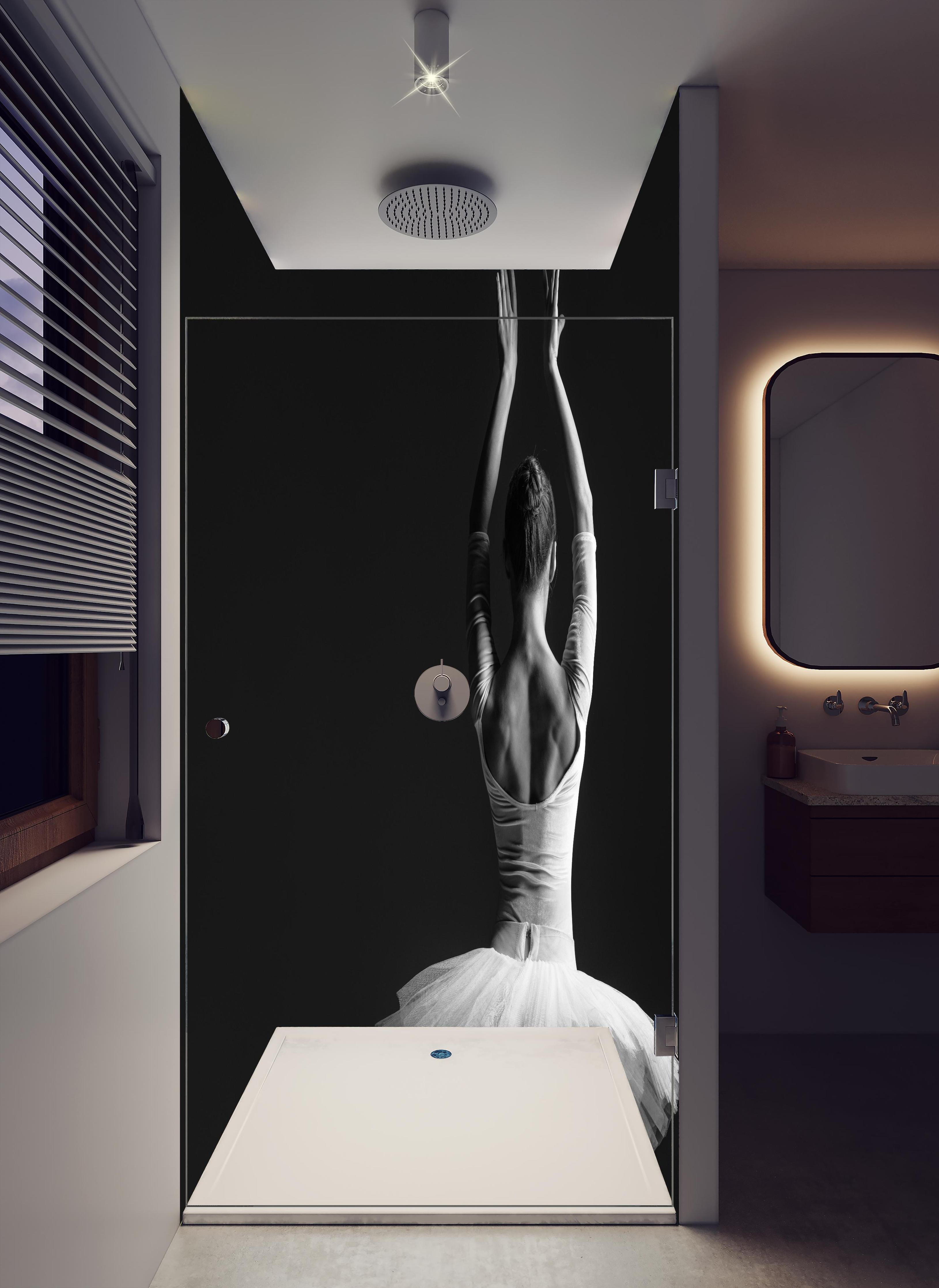 Duschrückwand - Junge posierende Ballerina in hellem Badezimmer mit Regenduschkopf - zweiteilige Eck-Duschrückwand