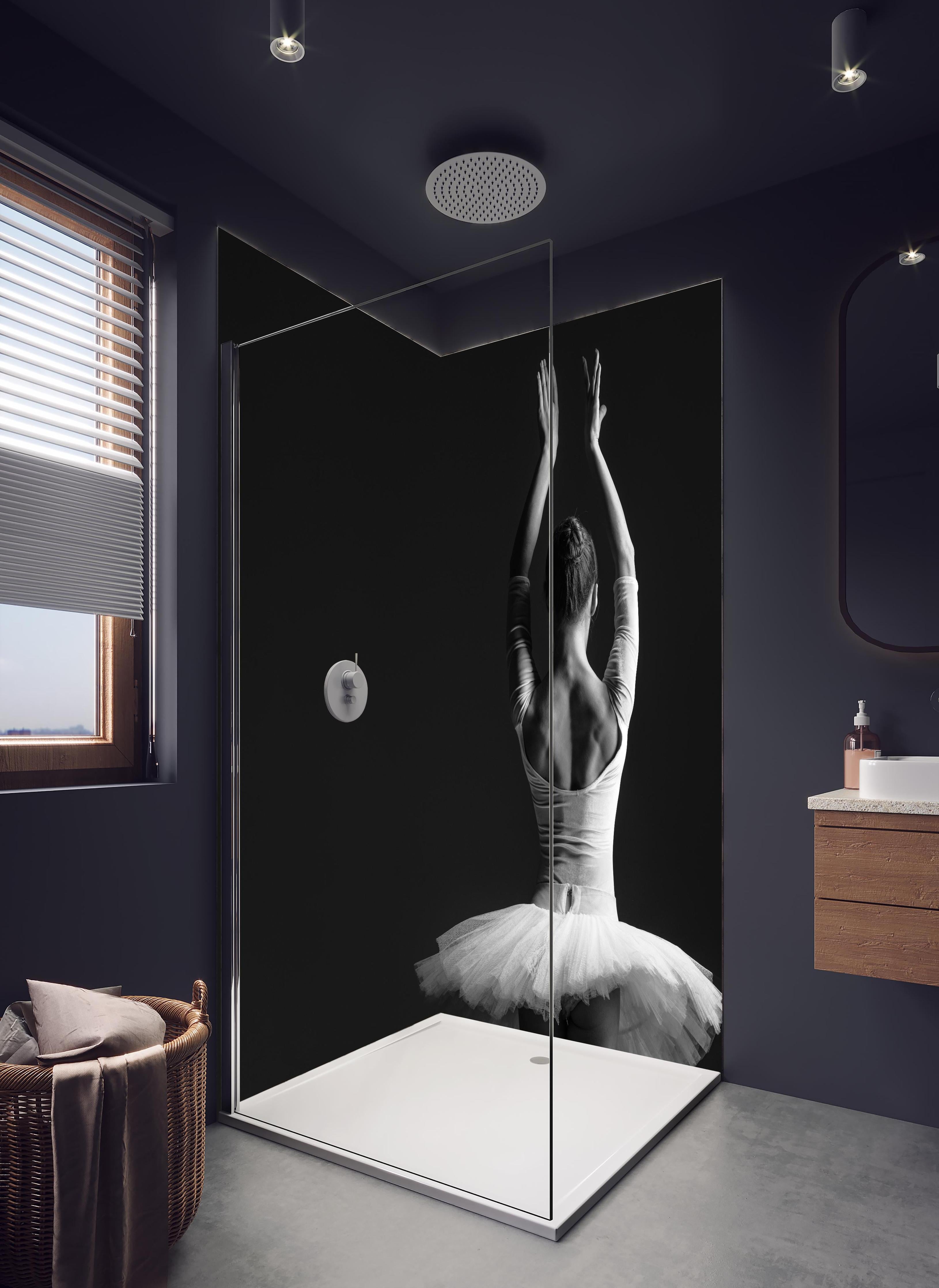 Duschrückwand - Junge posierende Ballerina in hellem Badezimmer mit Regenduschkopf - zweiteilige Eck-Duschrückwand